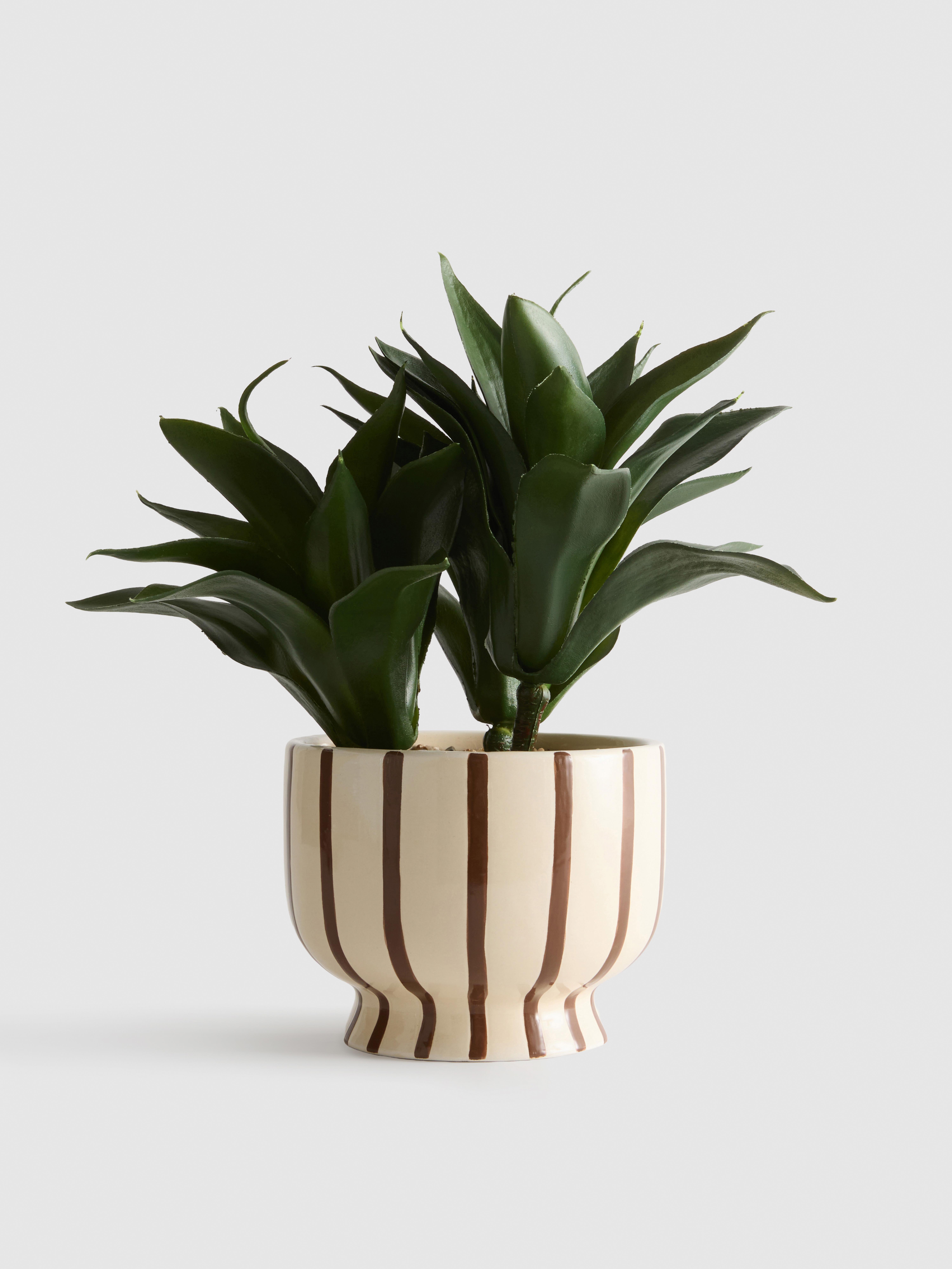 Planta artificial en maceta