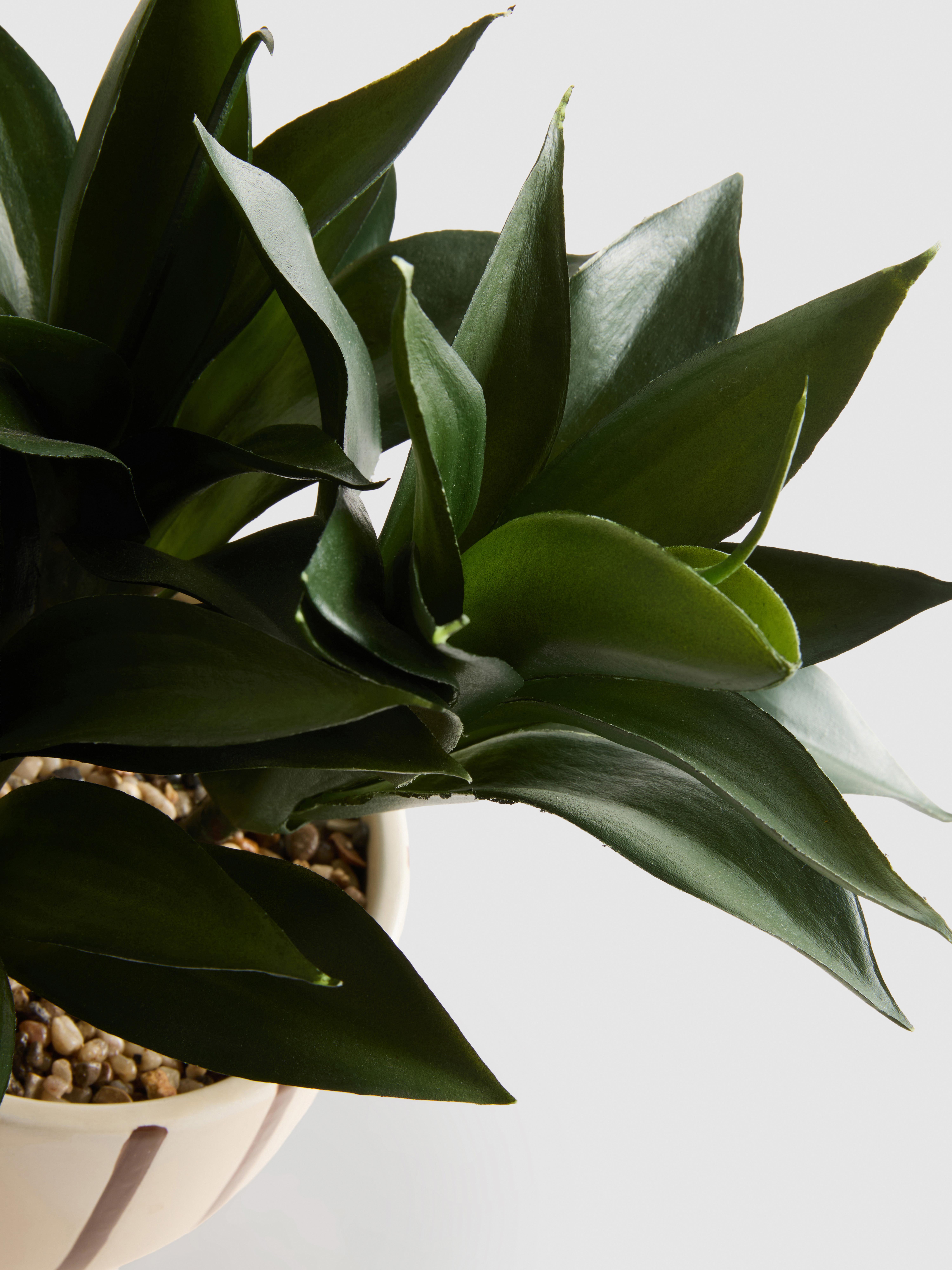 Planta artificial en maceta