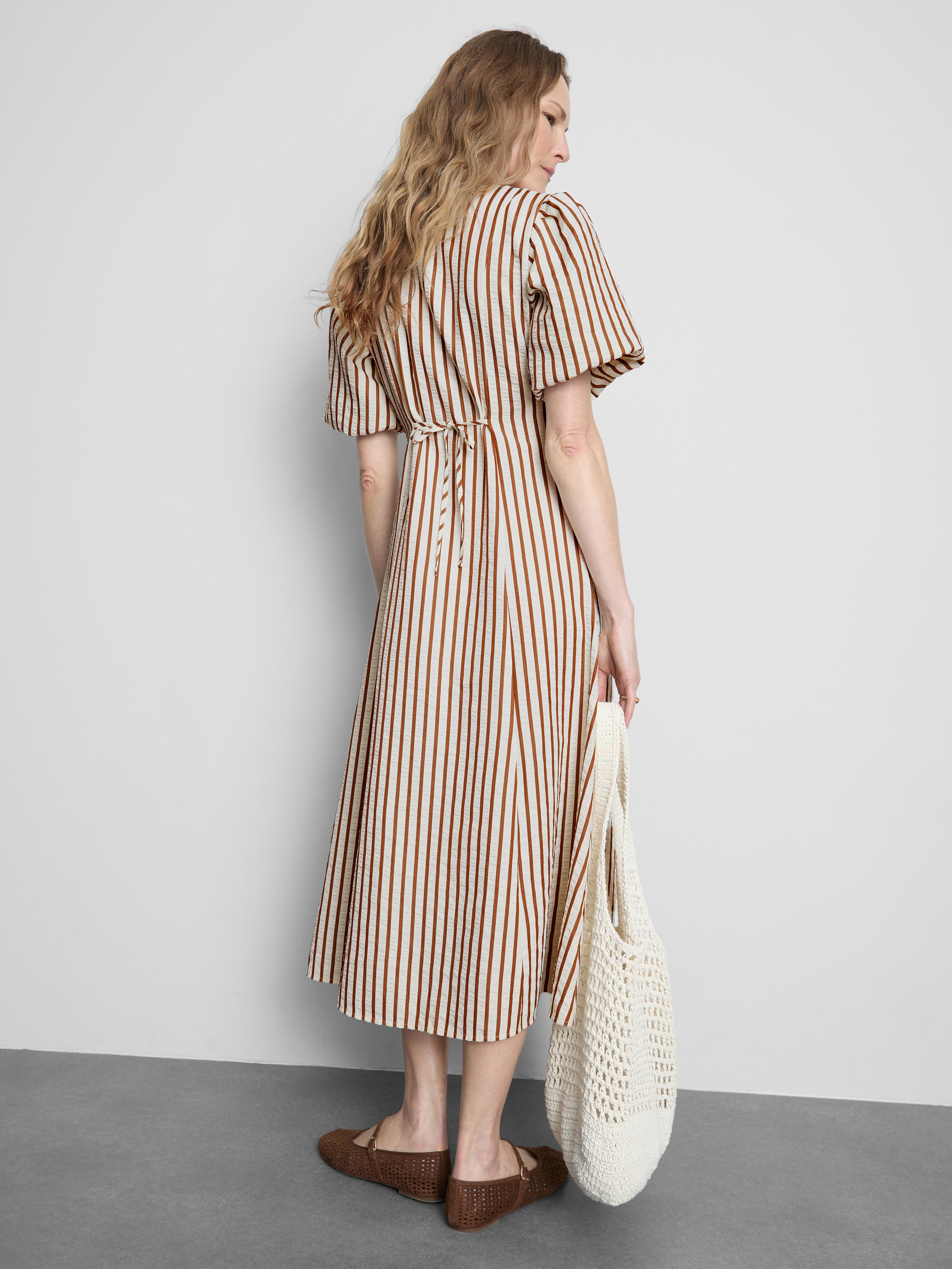 Gestreiftes Midikleid mit Puffärmeln