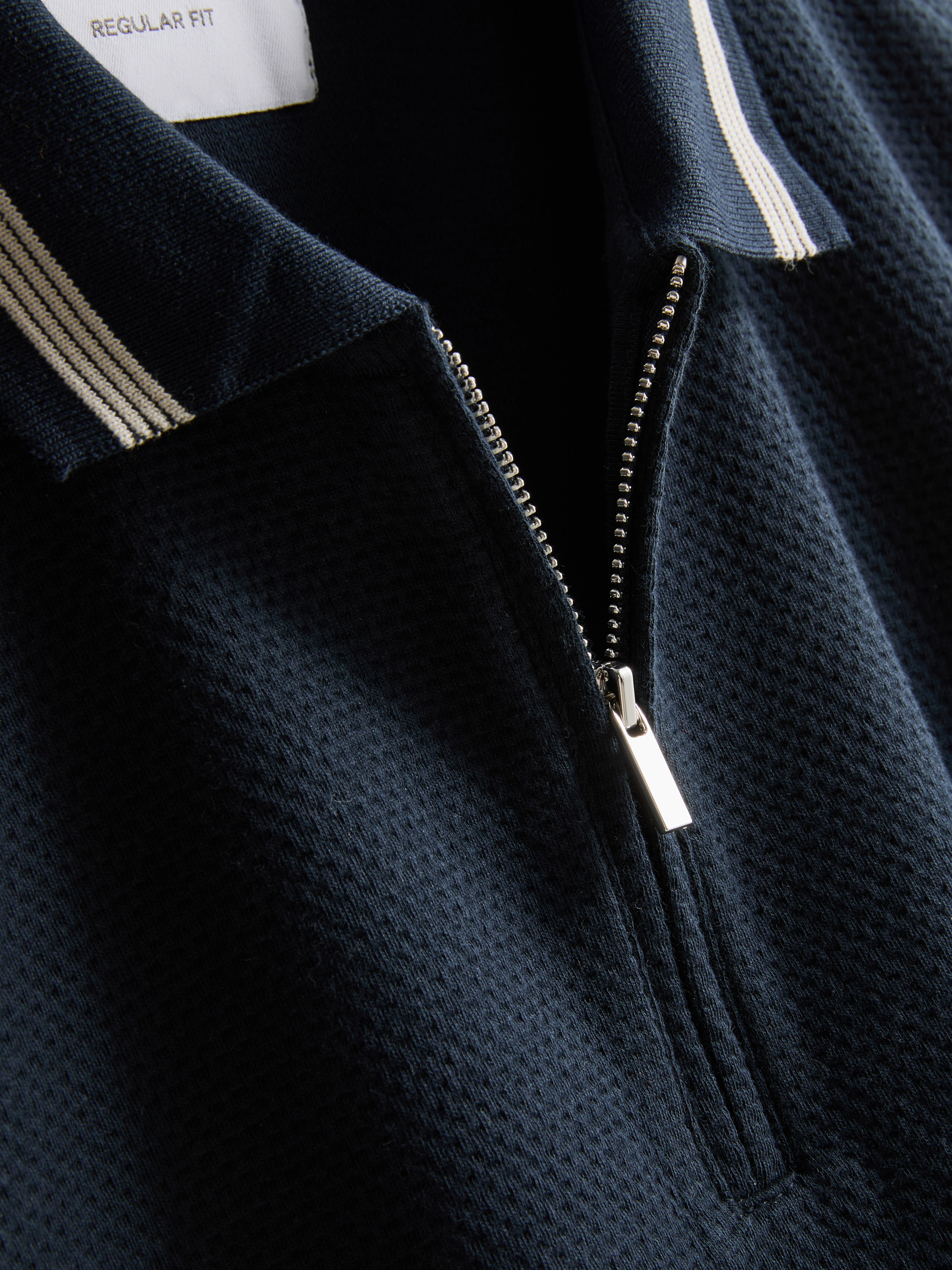 Polo con textura y cuello con cremallera
