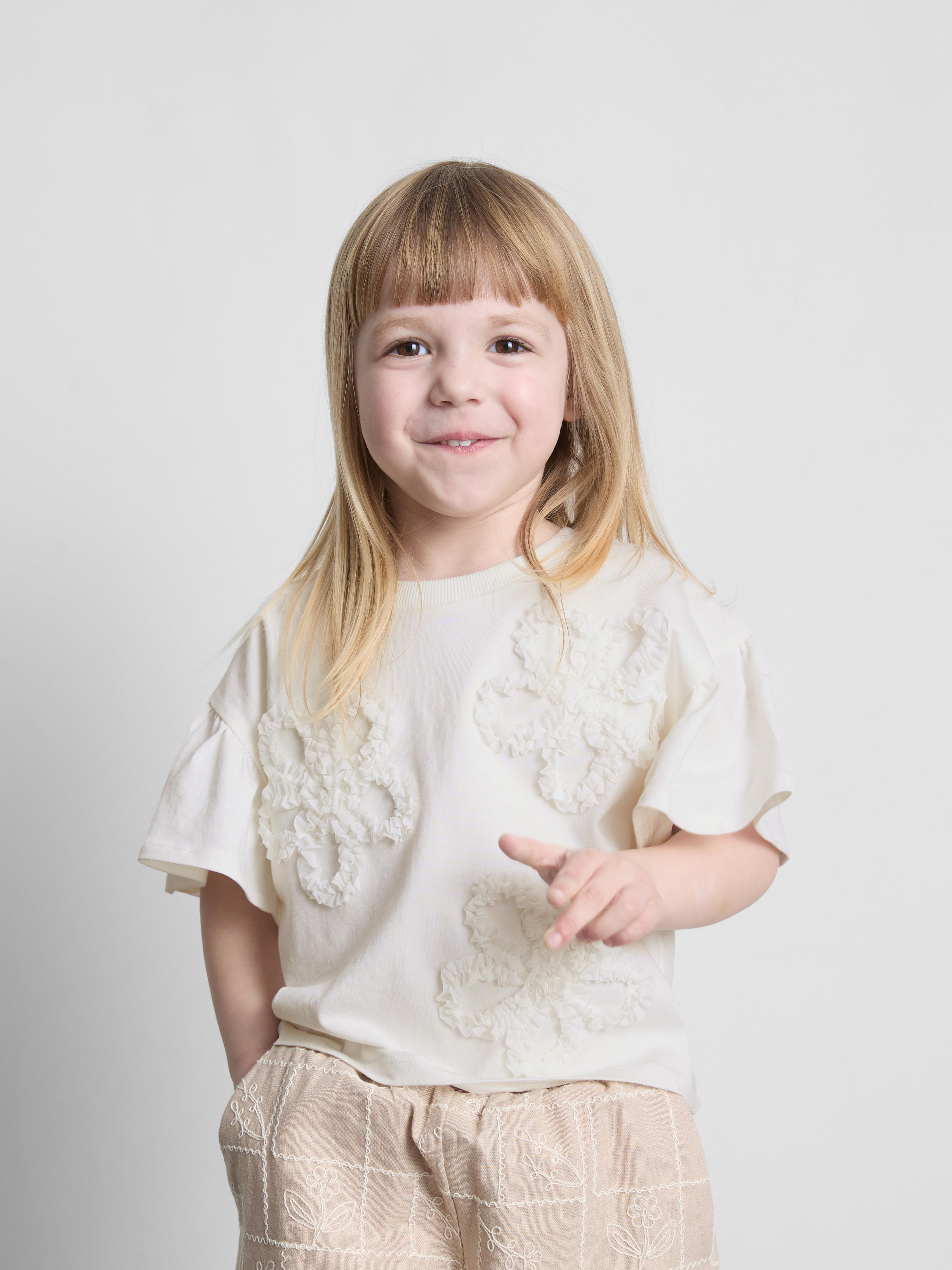 1,5–8 lat | T-shirt z szyfonową kwiatową aplikacją