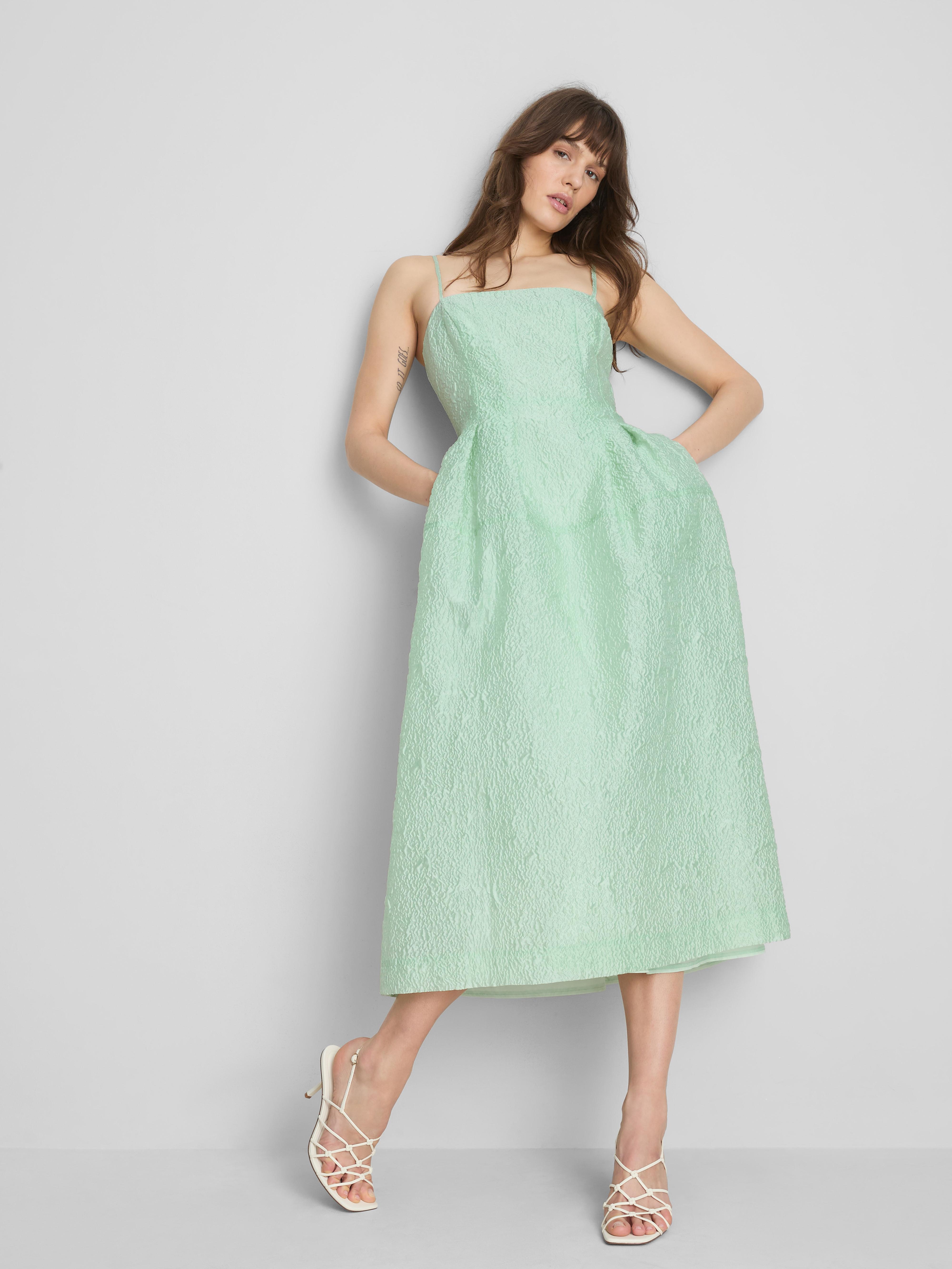 Vestido midi entallado de jacquard con tirantes