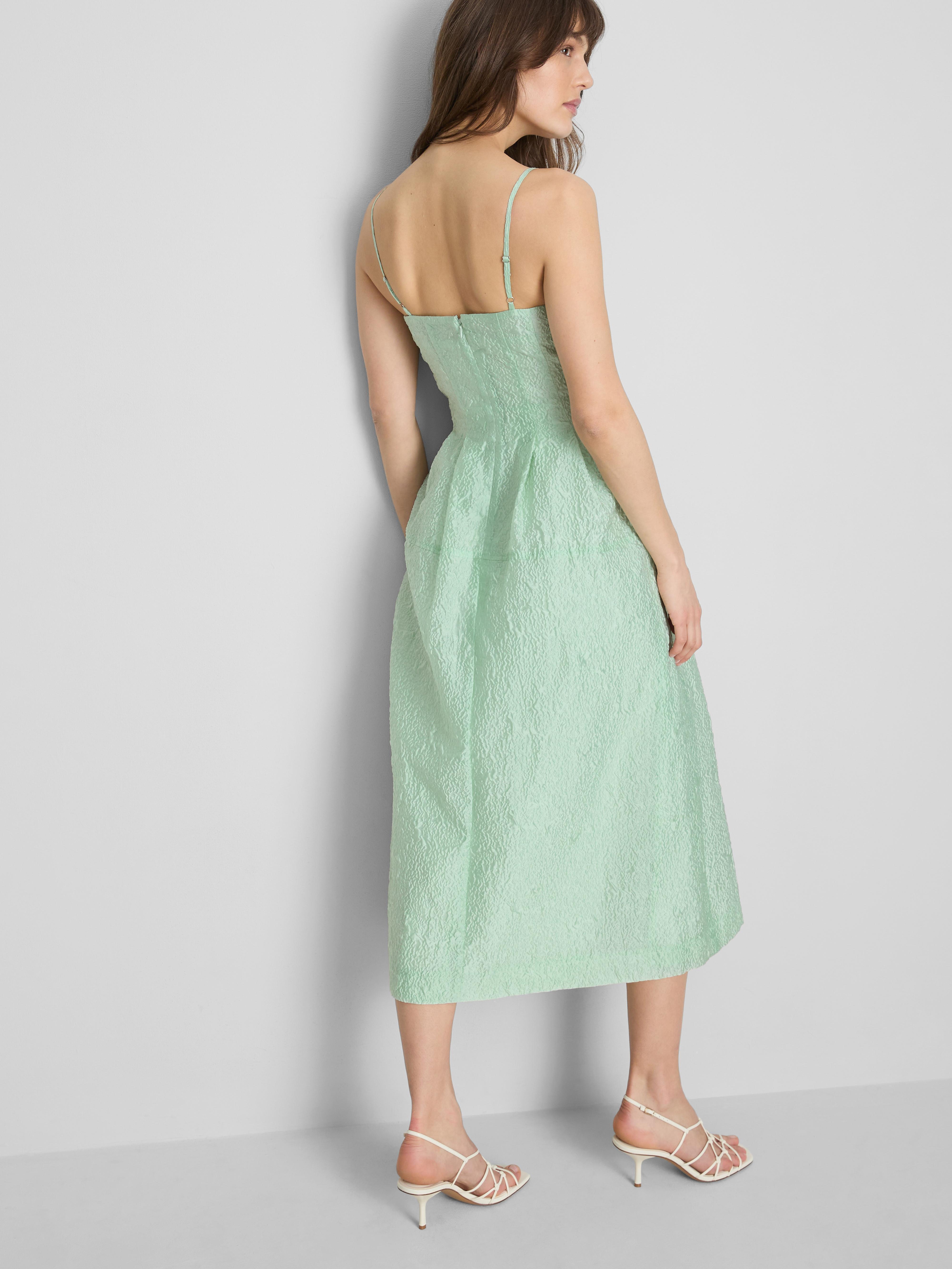 Vestido midi entallado de jacquard con tirantes