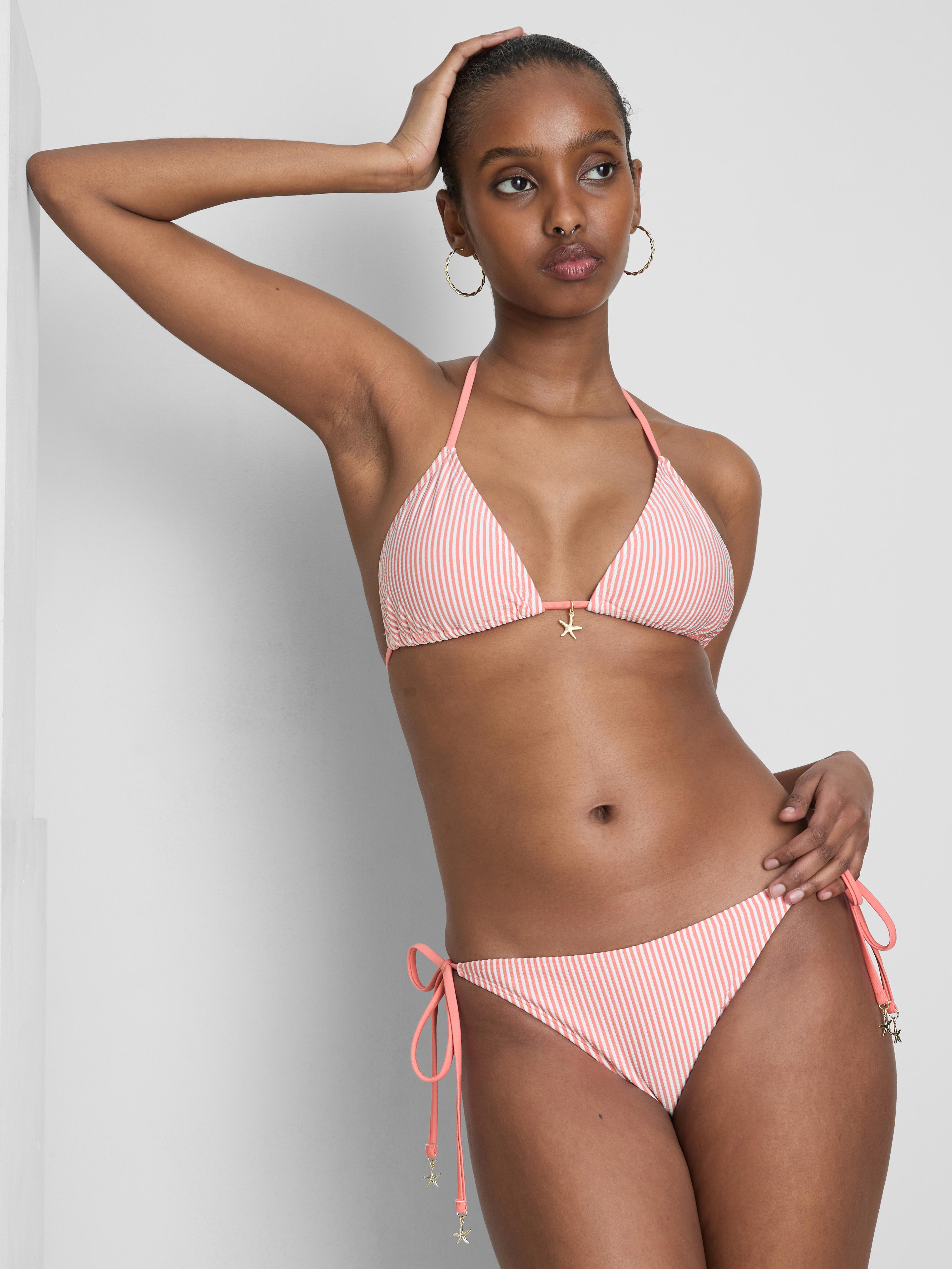 Haut de bikini triangle à rayures et étoile de mer
