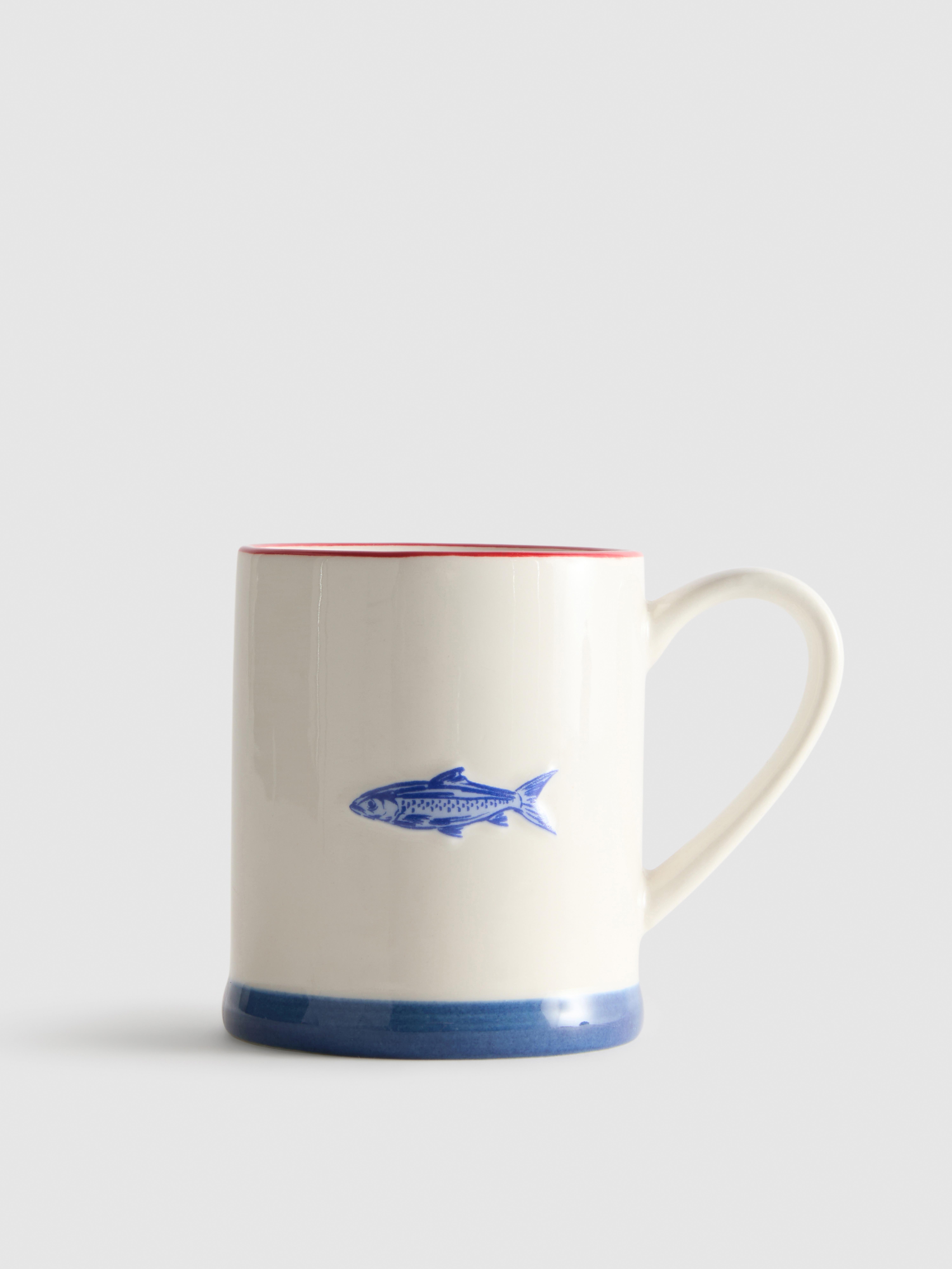 Taza de cerámica con motivo de pez