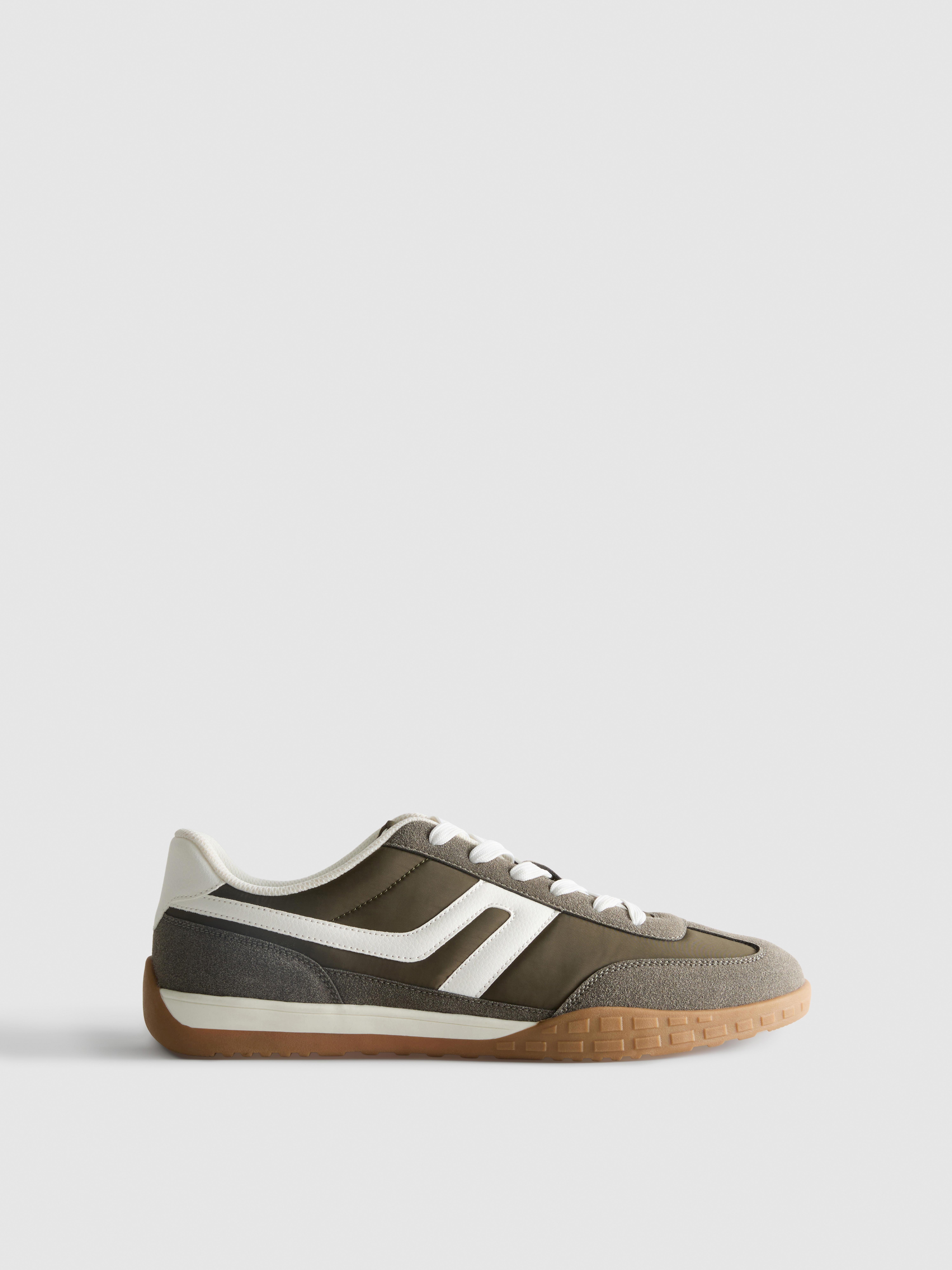 Zapatillas con paneles en contraste