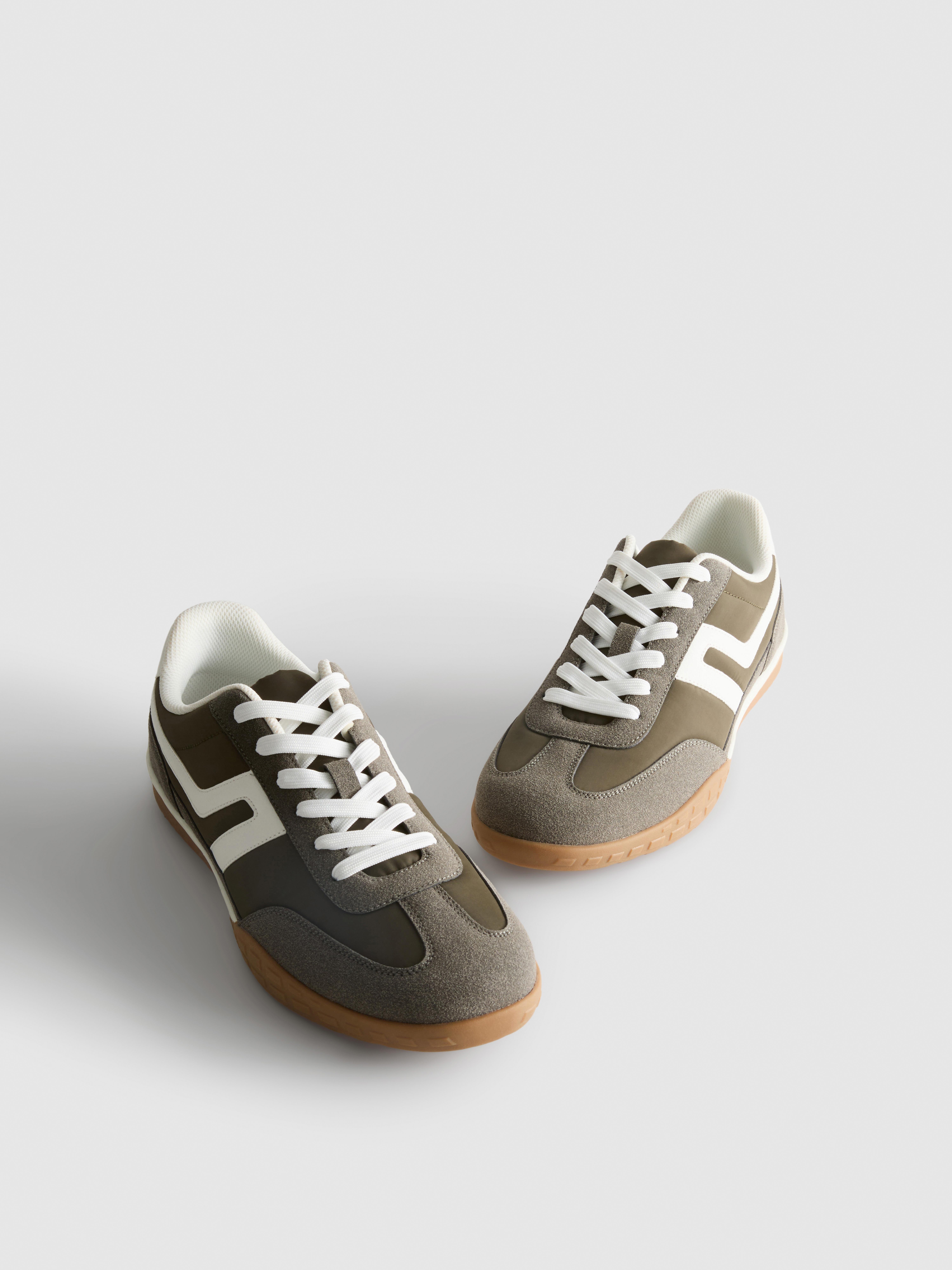 Sneakers met contrasterende panelen