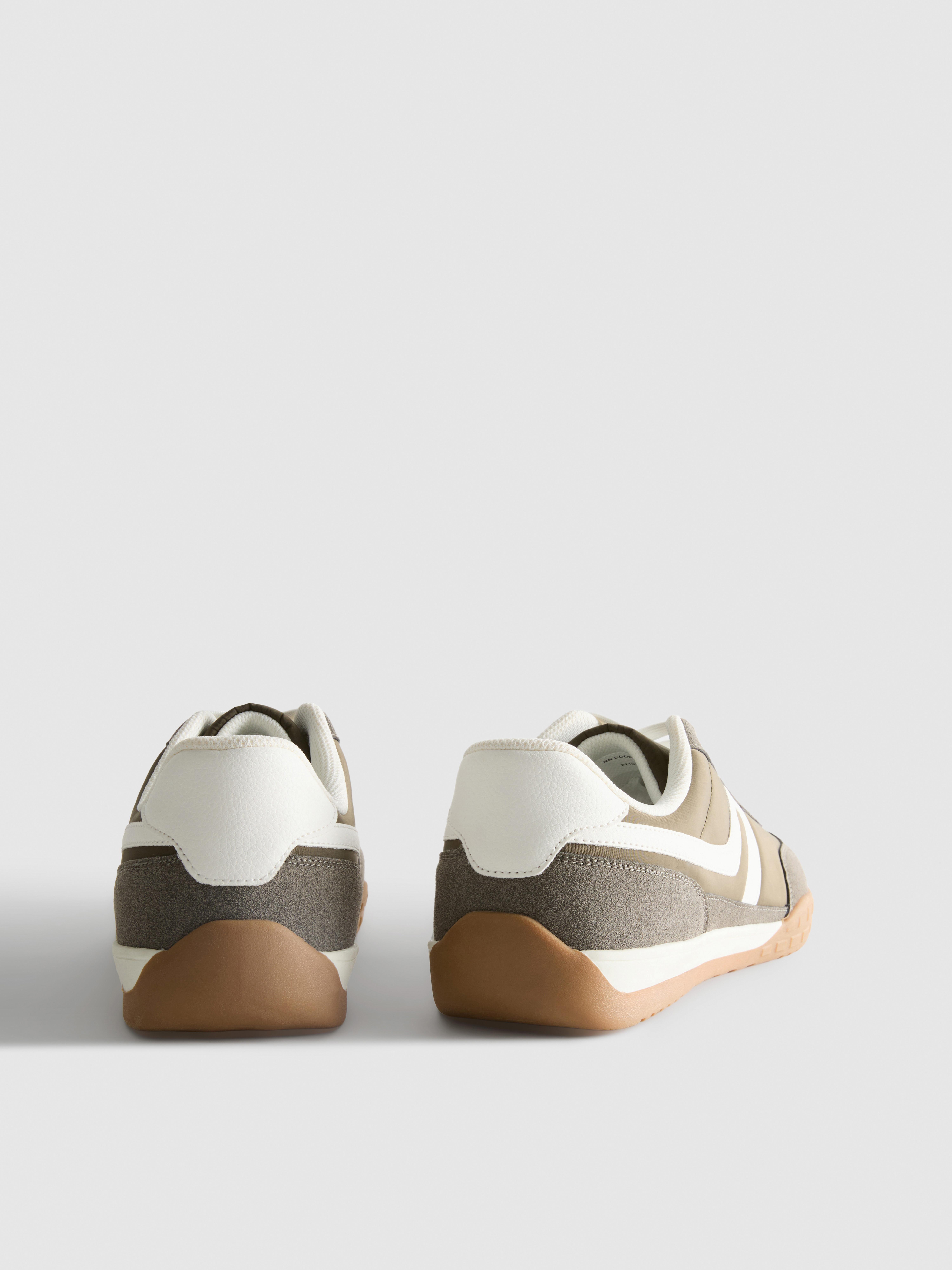 Sneakers met contrasterende panelen