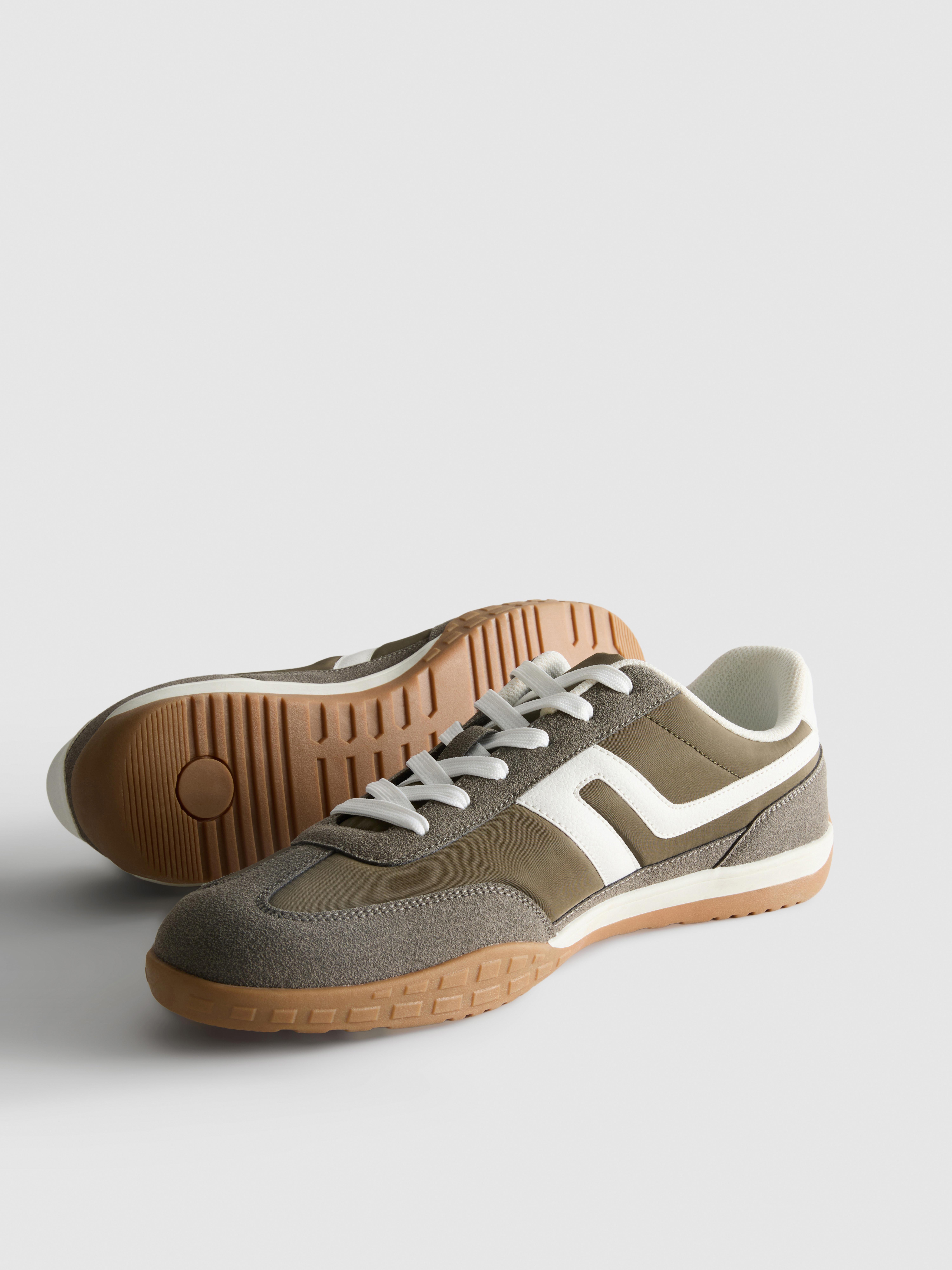 Sneakers met contrasterende panelen