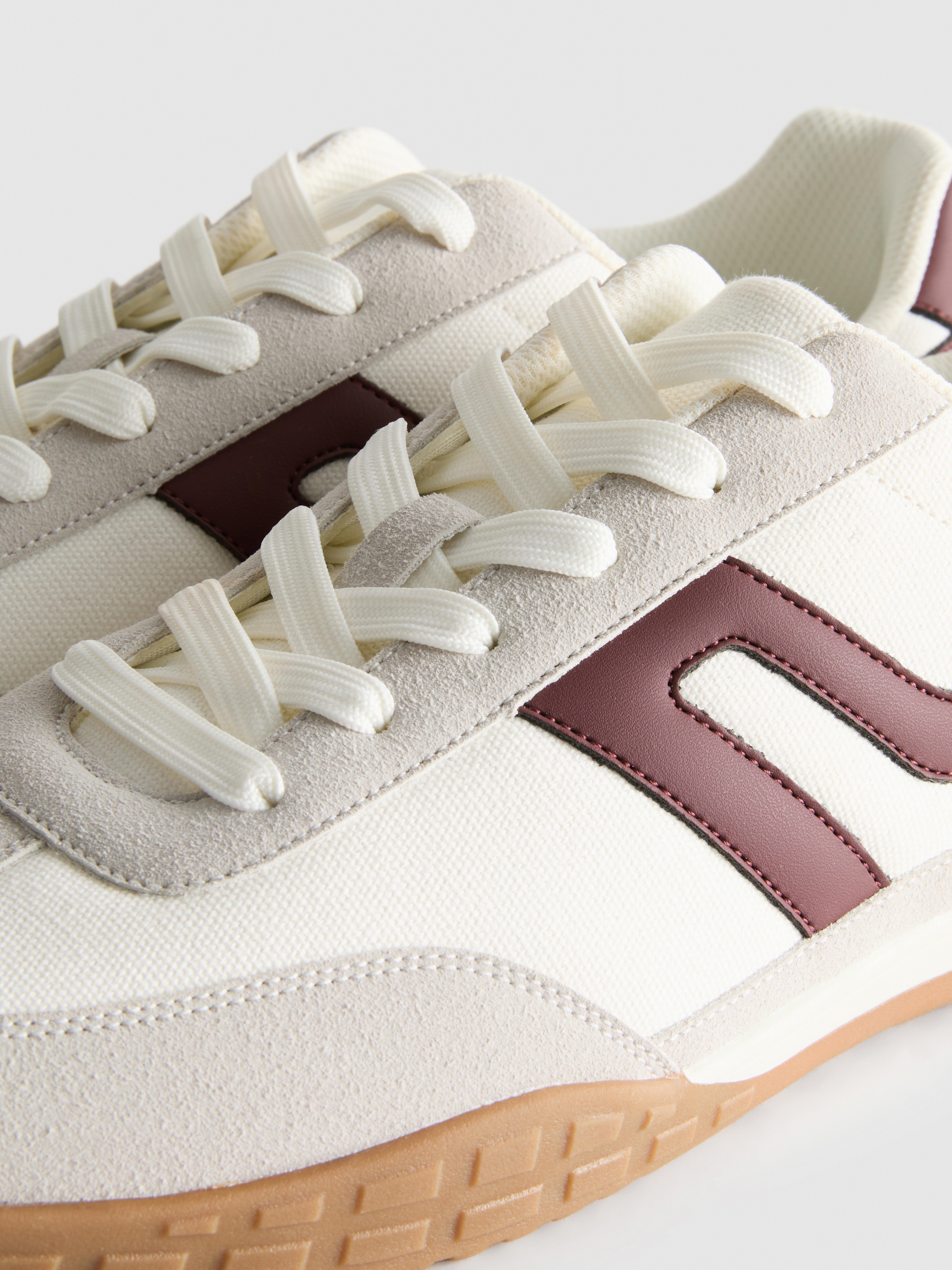 Contrast Panel Trainers