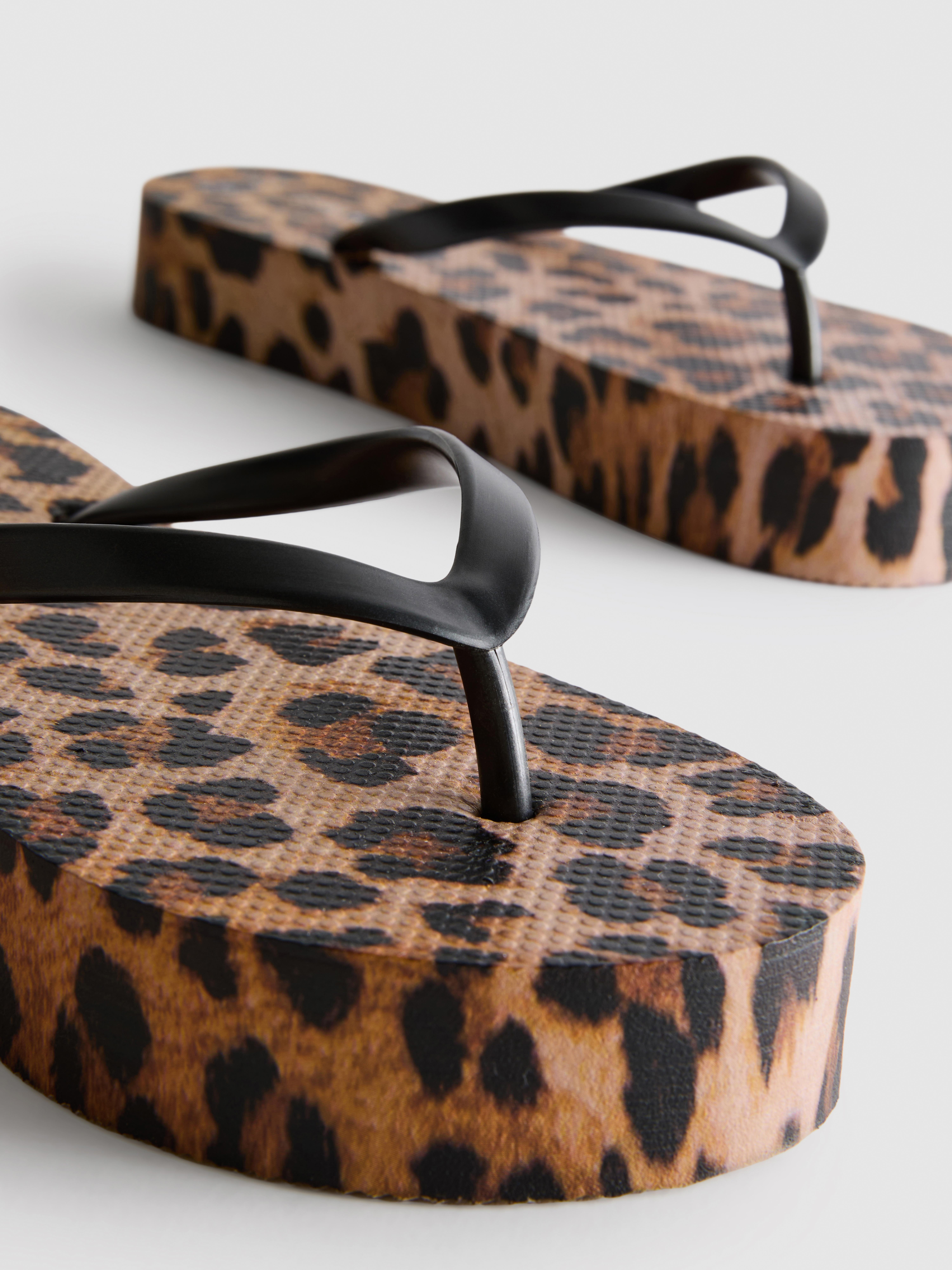 Infradito con plateau e stampa leopardata