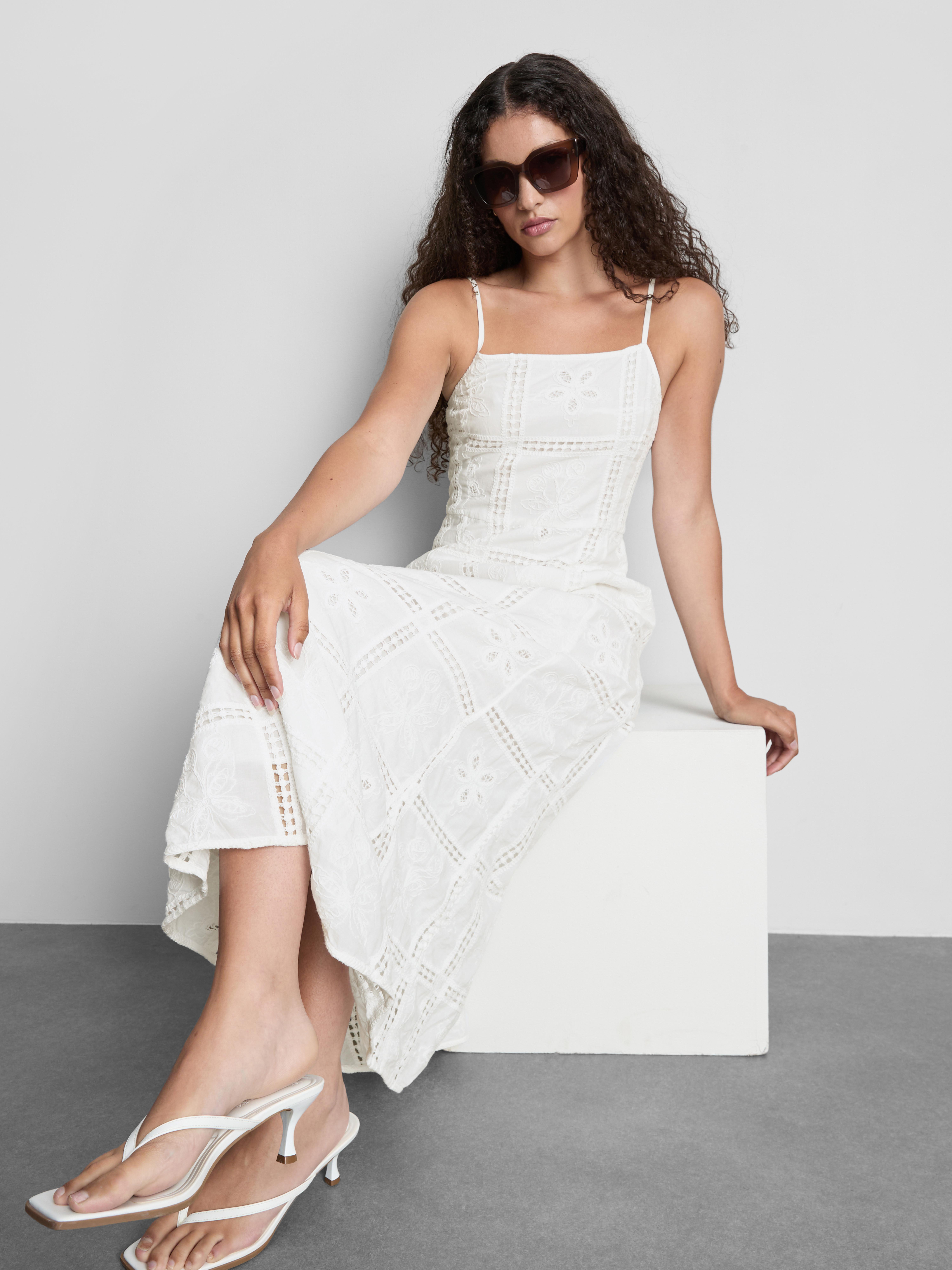 Vestido midi bordado de The Edit