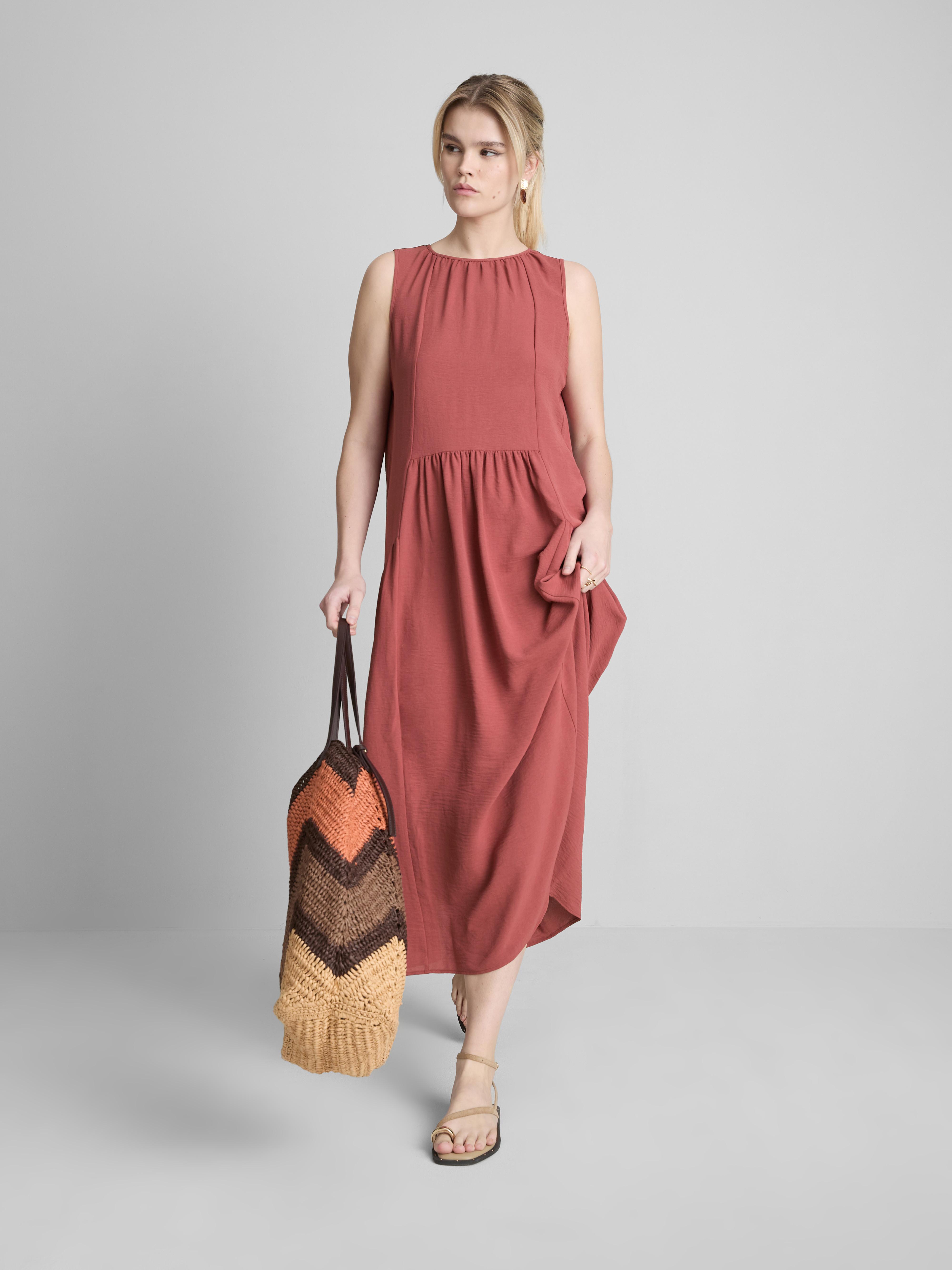 Abito midi a trapezio smanicato