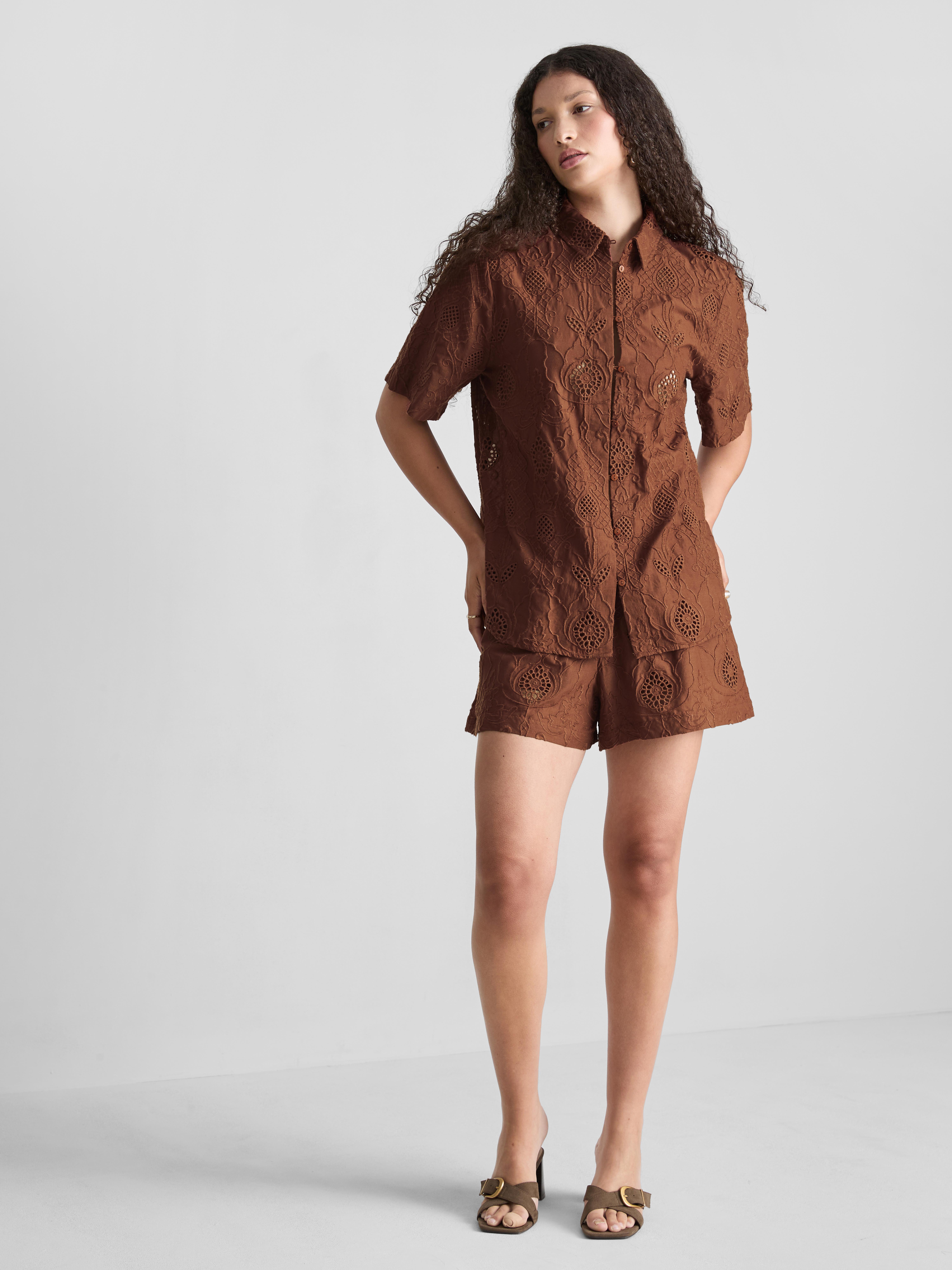 Chemise brodée à ourlet arrondi The Edit