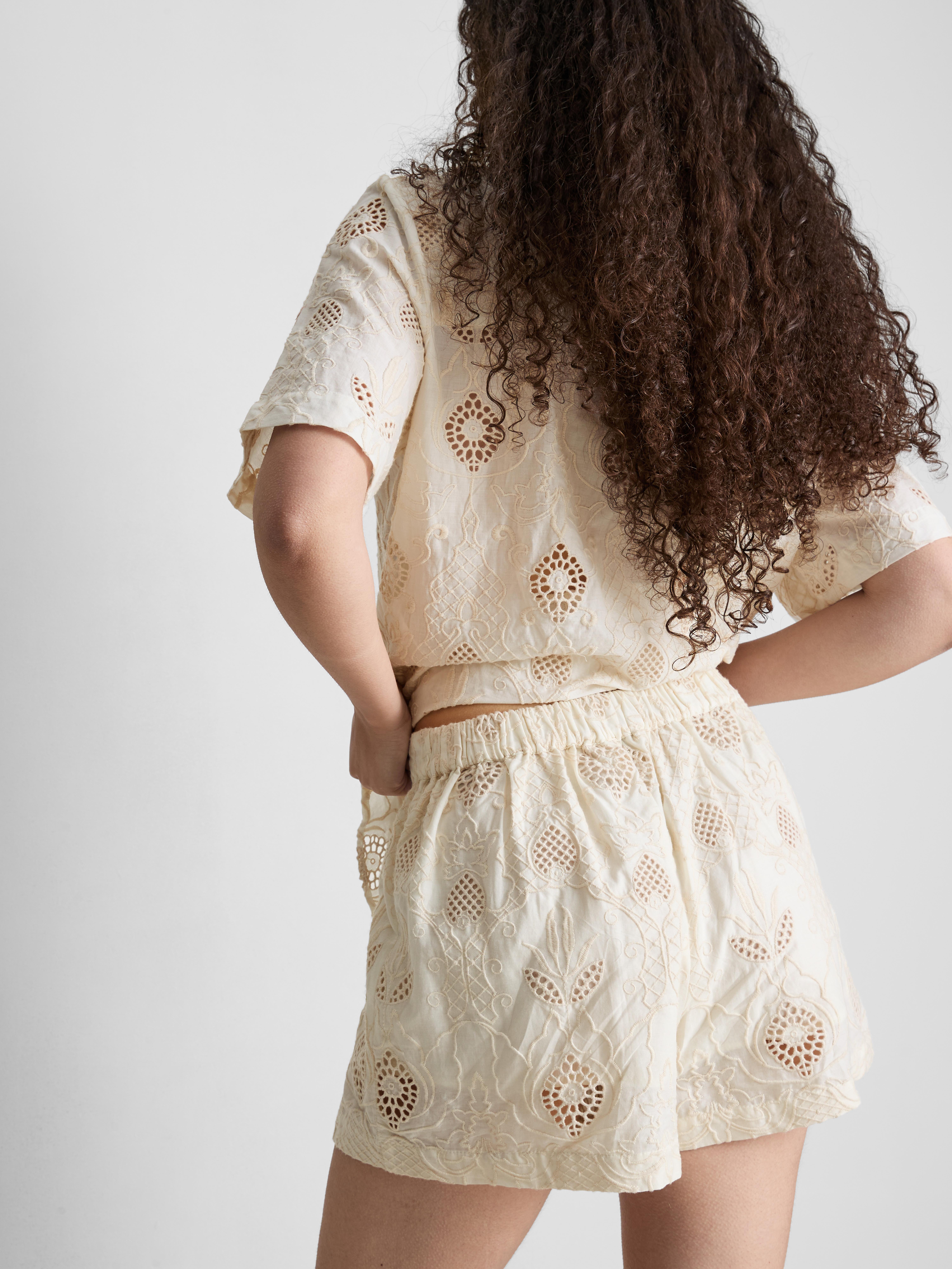 Pantalones cortos bordados de The Edit