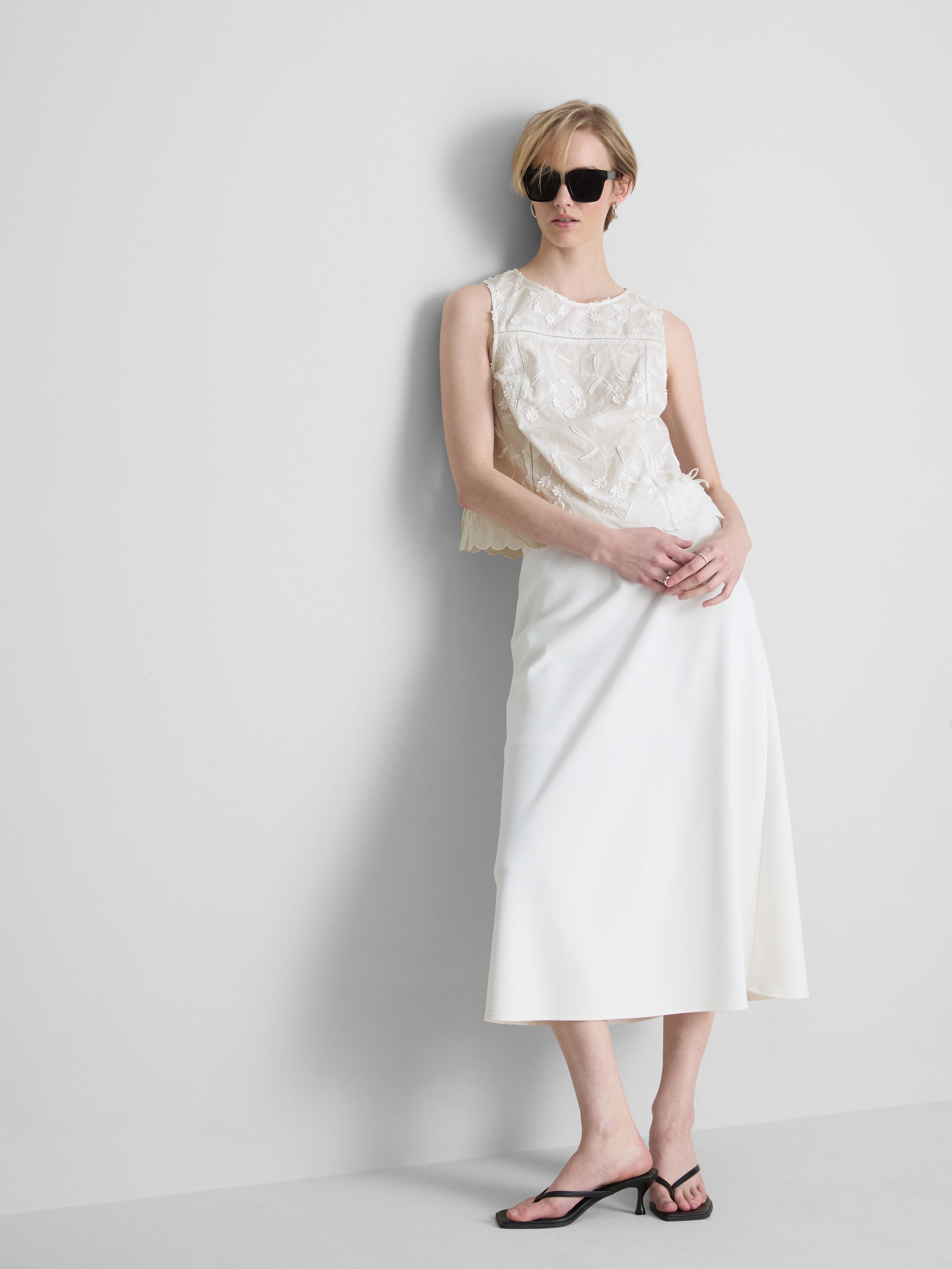 Canotta con ricami floreali e laccetti