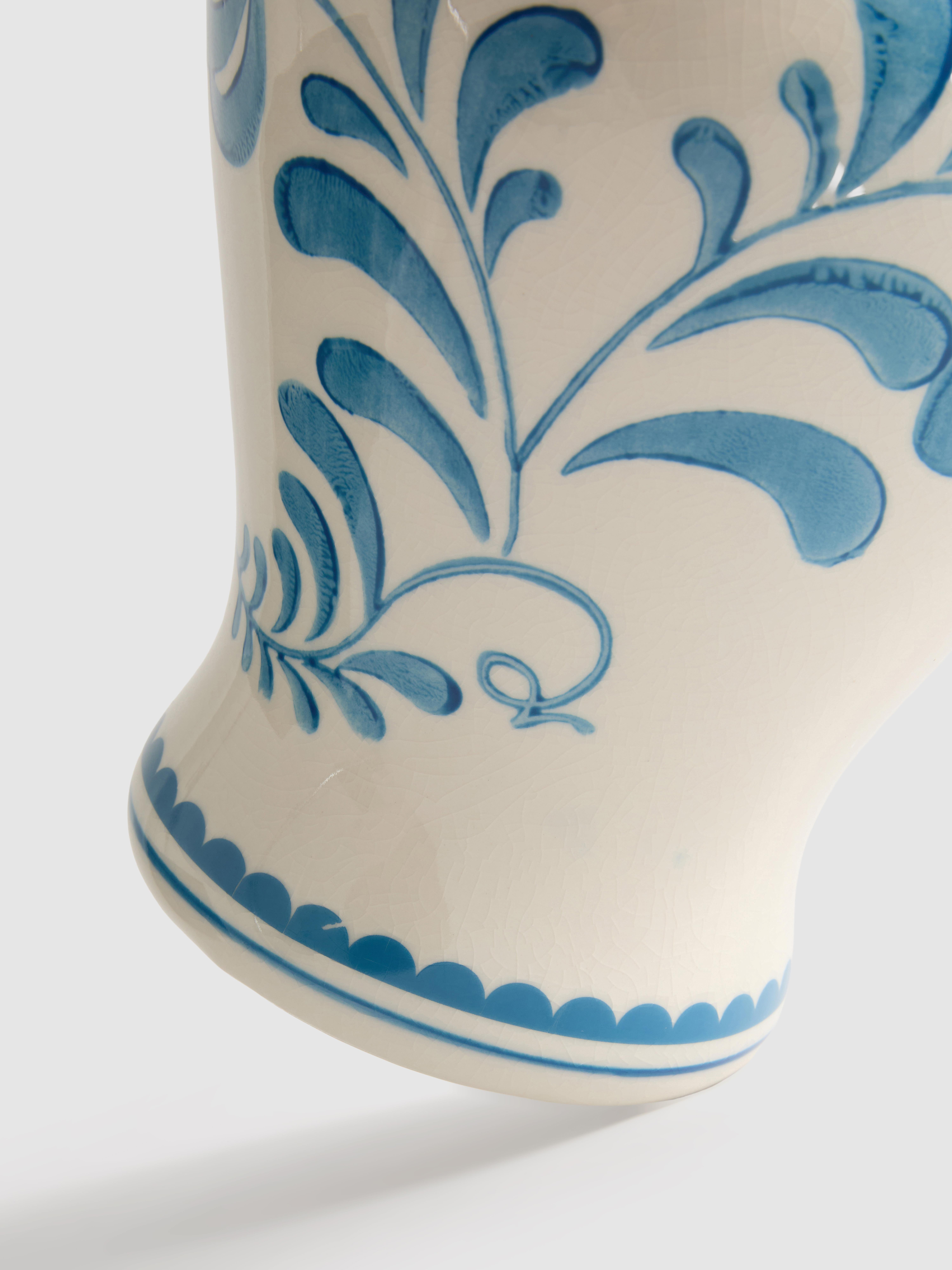 Vase à motif floral méditerranéen