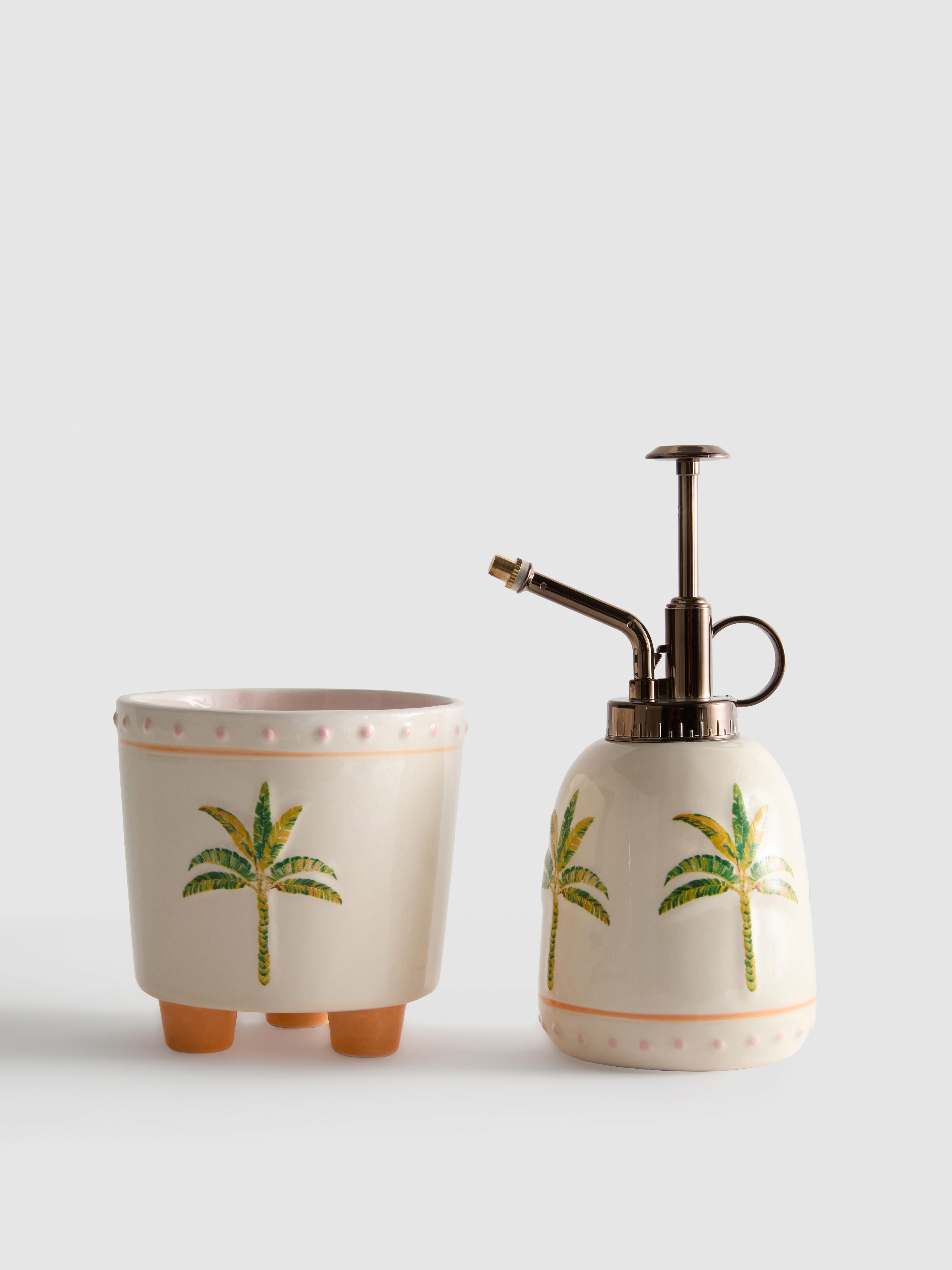 Blumentopf und Sprühflasche mit Palmen-Print