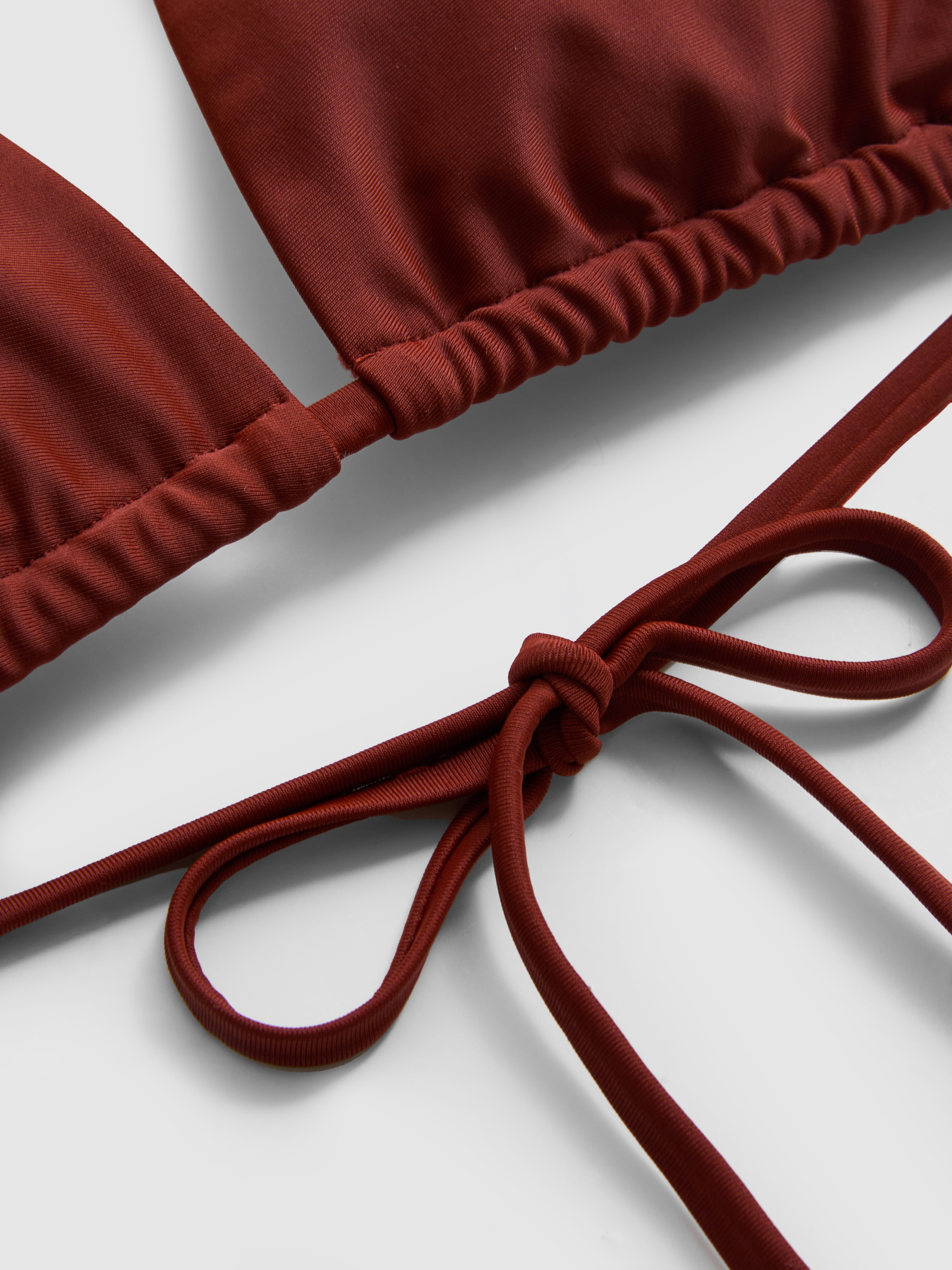 Triangelbikinitopje met kettingdetail