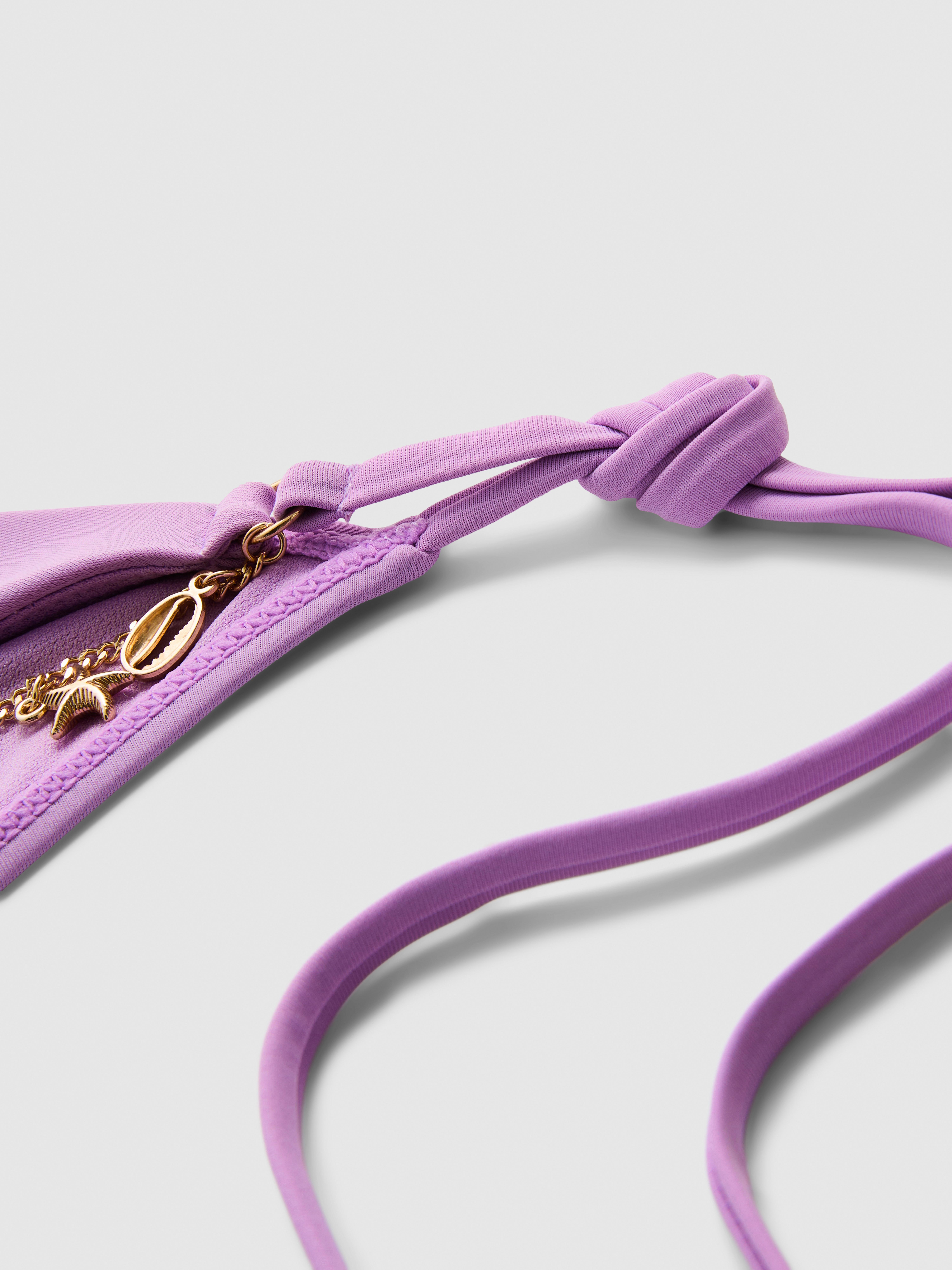 Oldalt megkötős bikinialsó lánccal díszítve