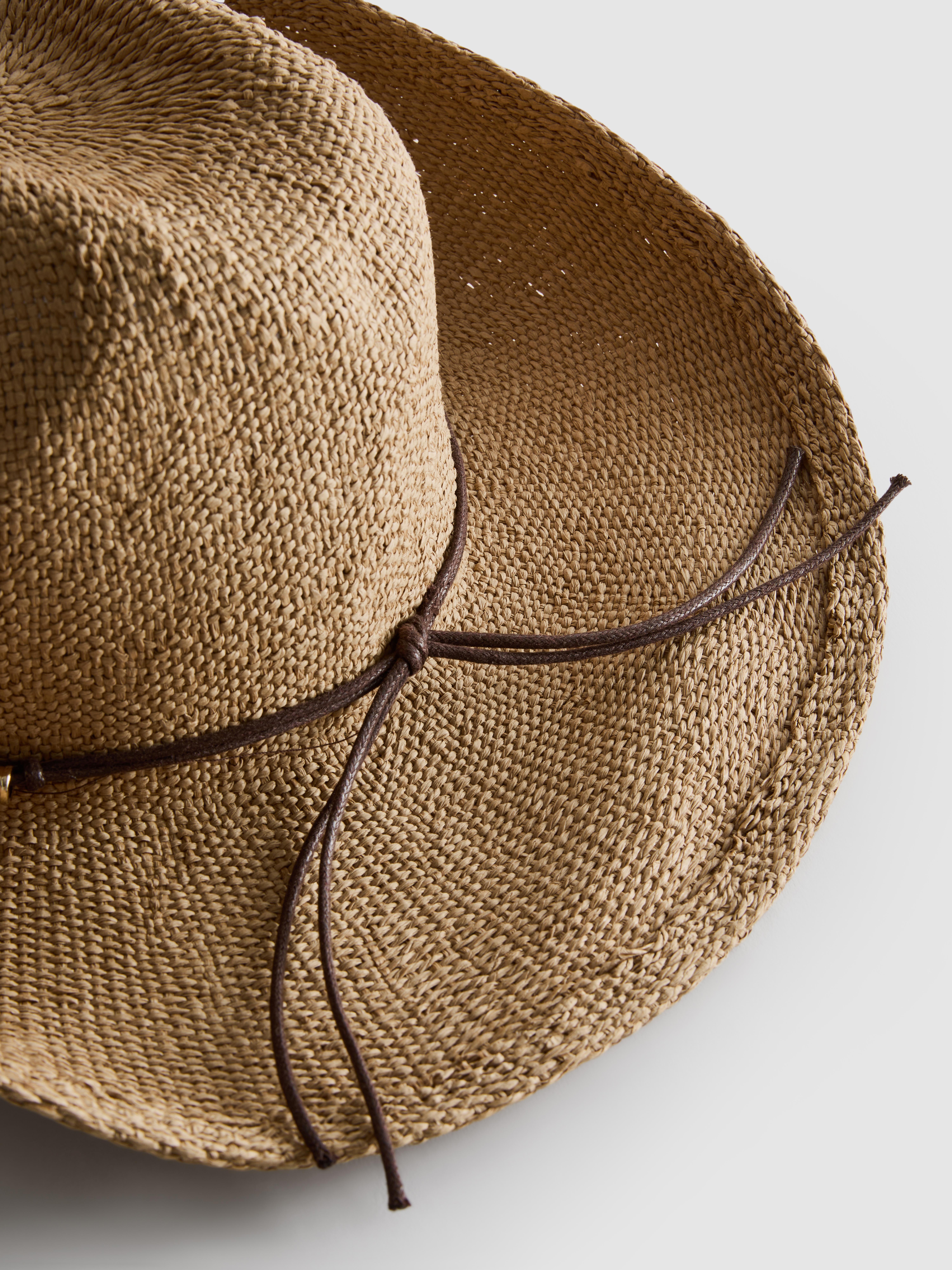 Chapeau de cow-boy à finitions en paille