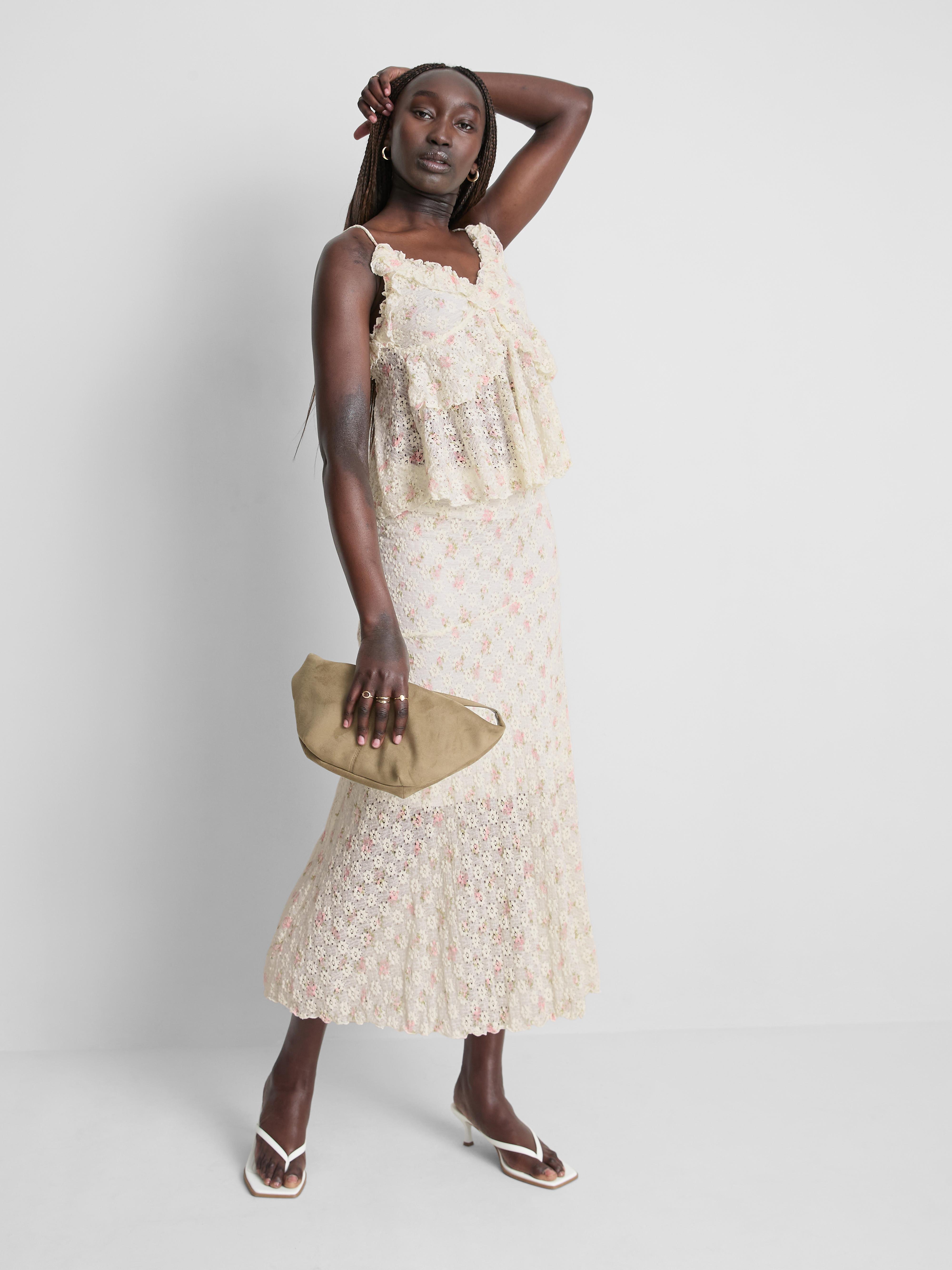 Camiseta de tirantes con cuello de pico y volantes