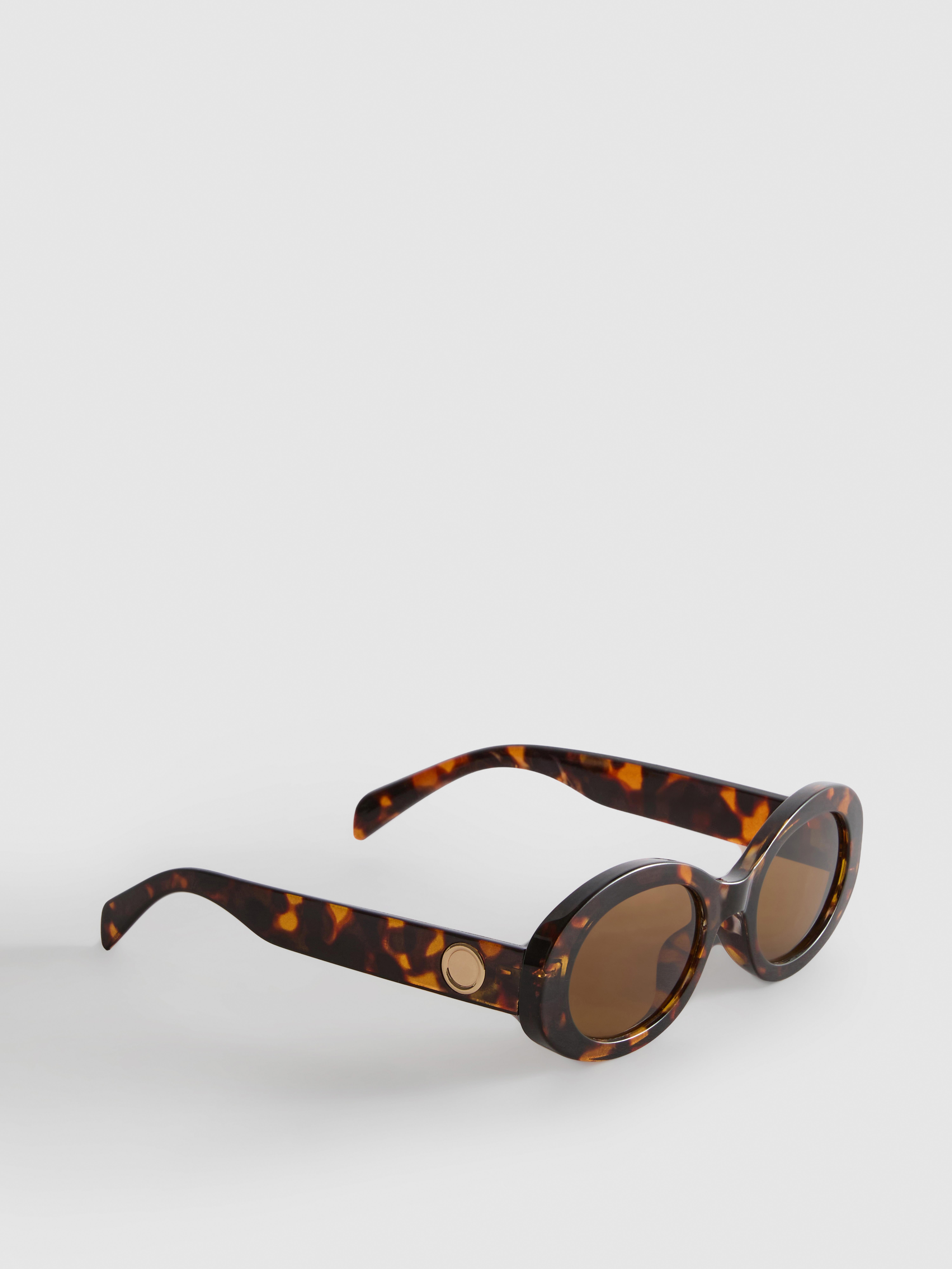 Vastag keretes, ovális napszemüveg