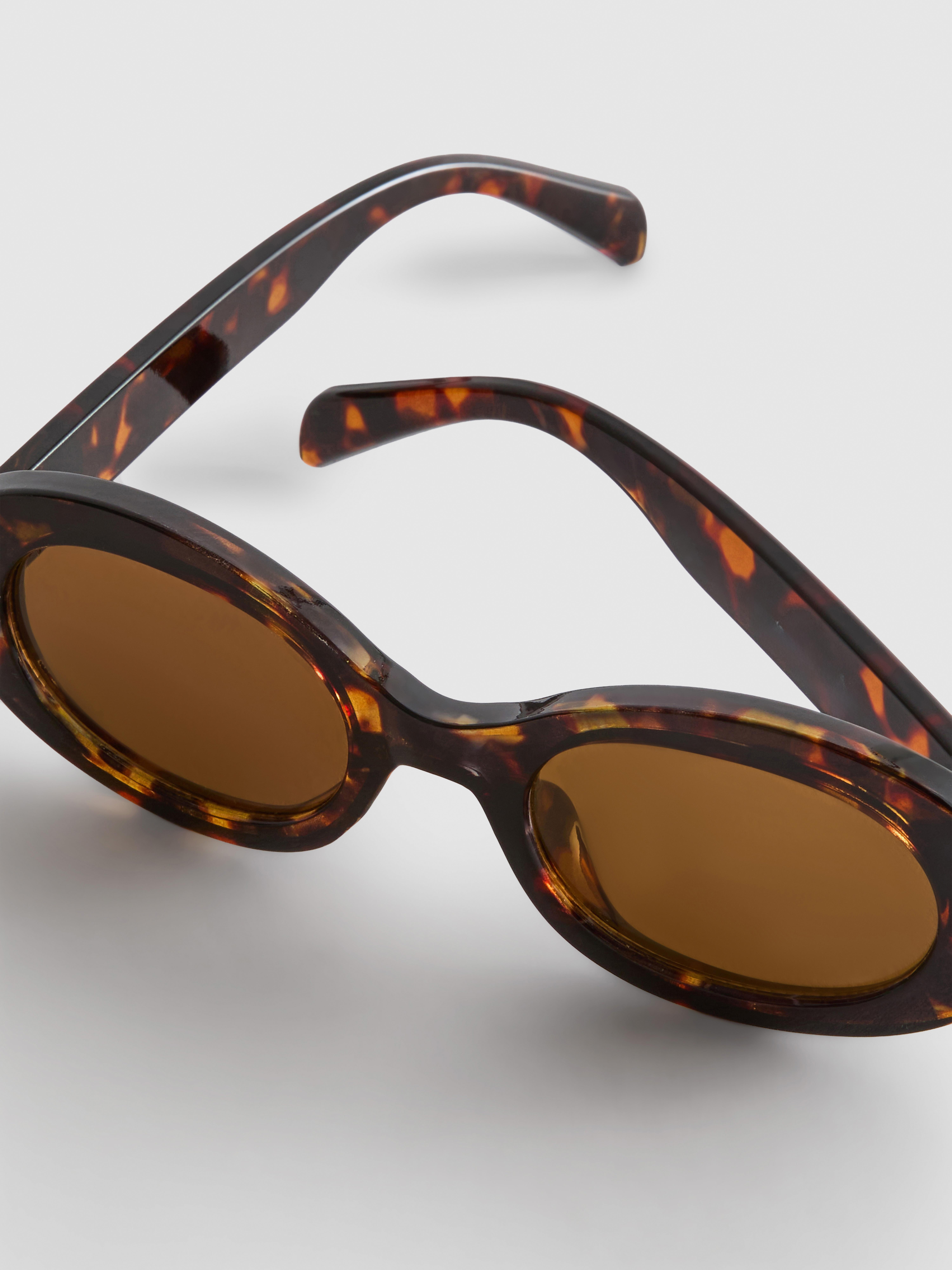 Vastag keretes, ovális napszemüveg