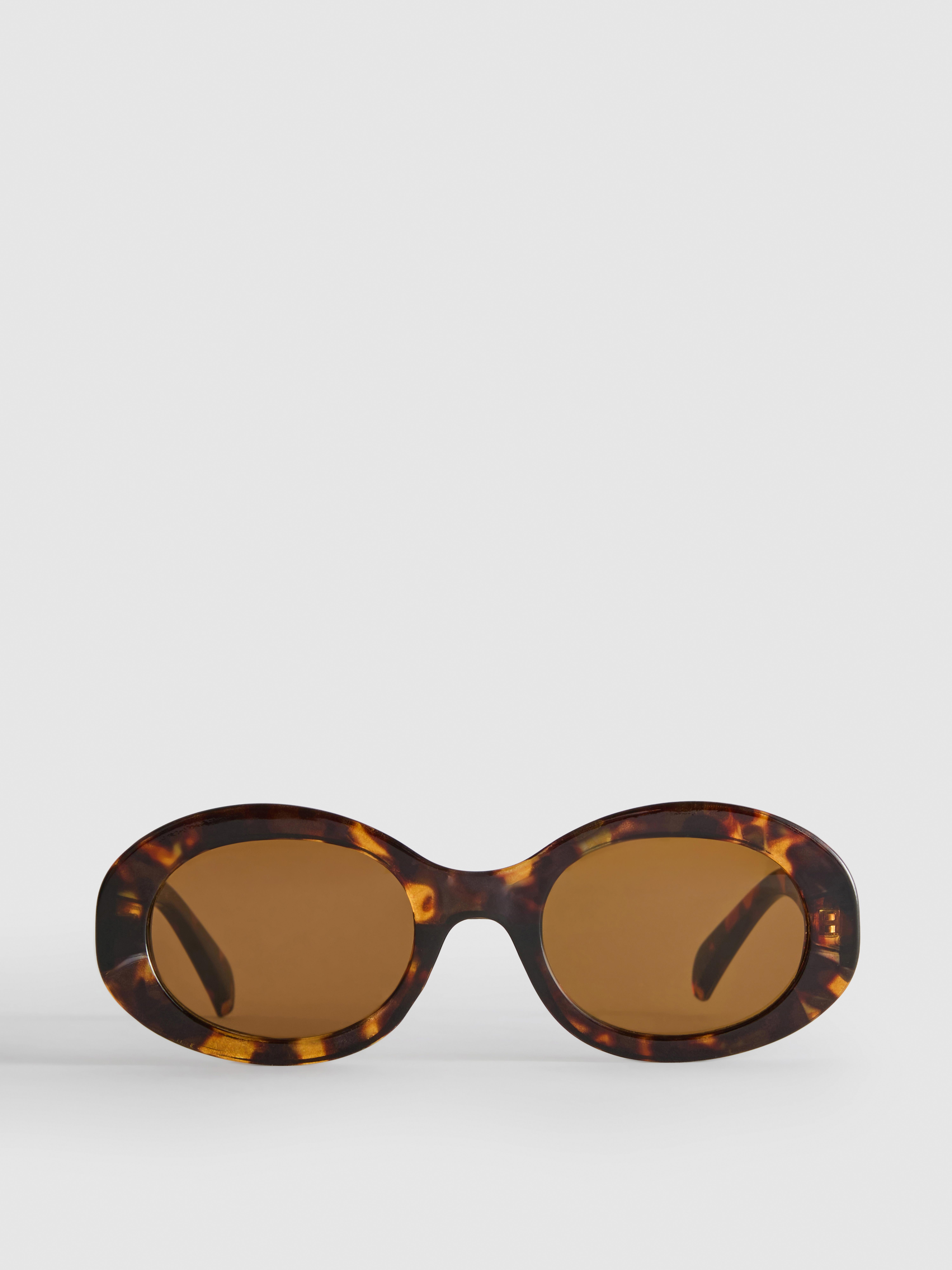 Vastag keretes, ovális napszemüveg