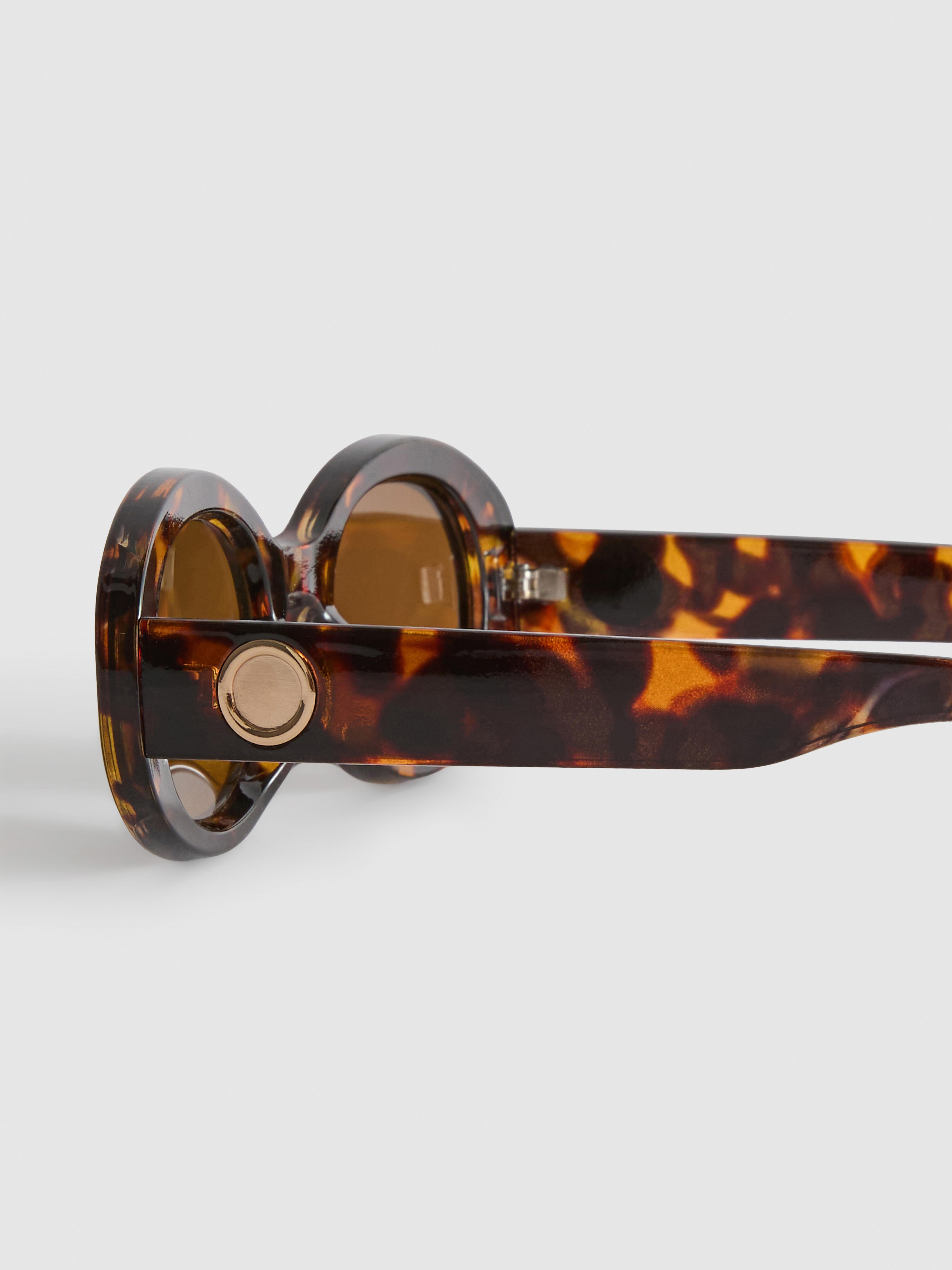 Vastag keretes, ovális napszemüveg