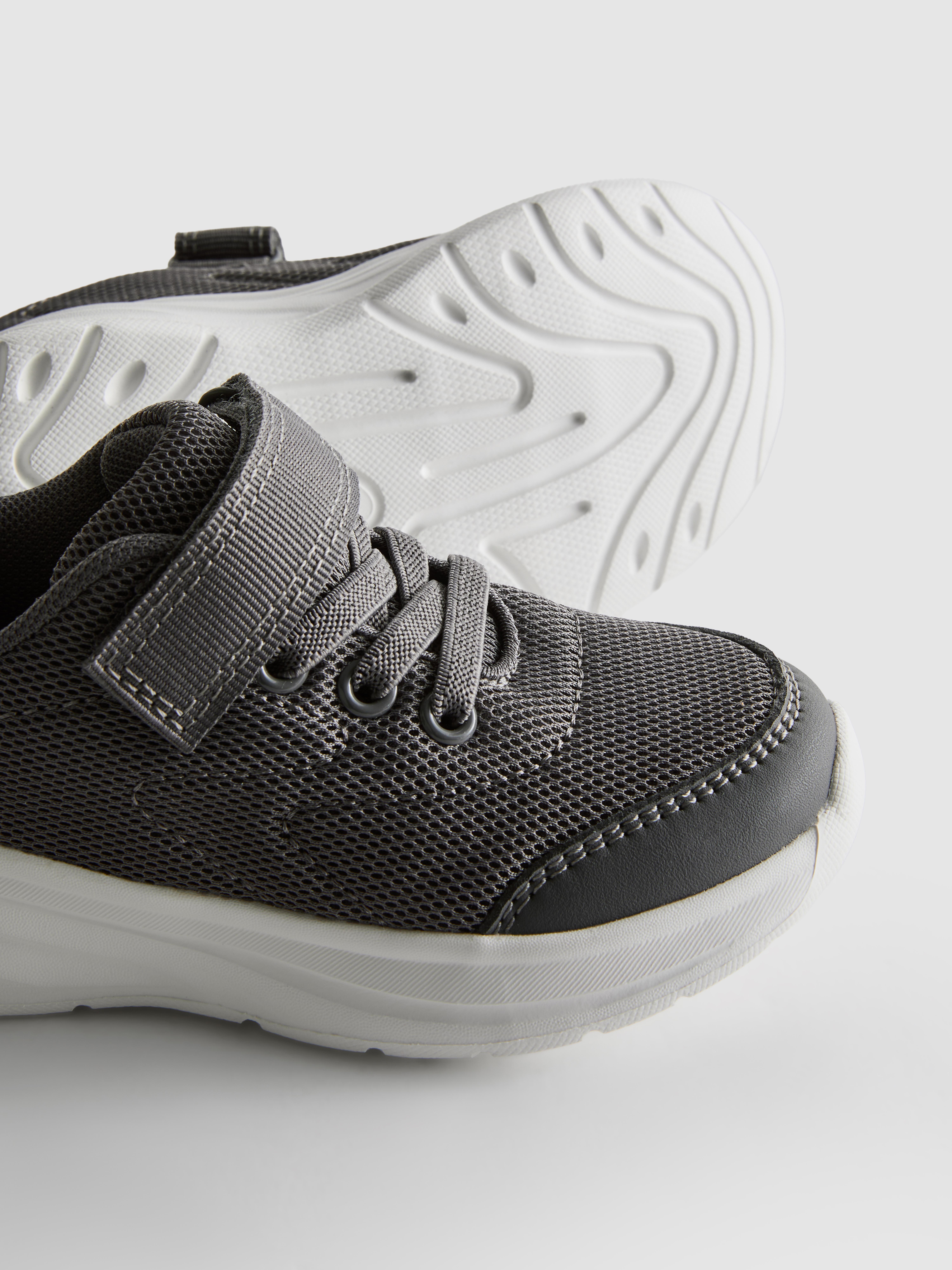 Self-Fastening Trainers
