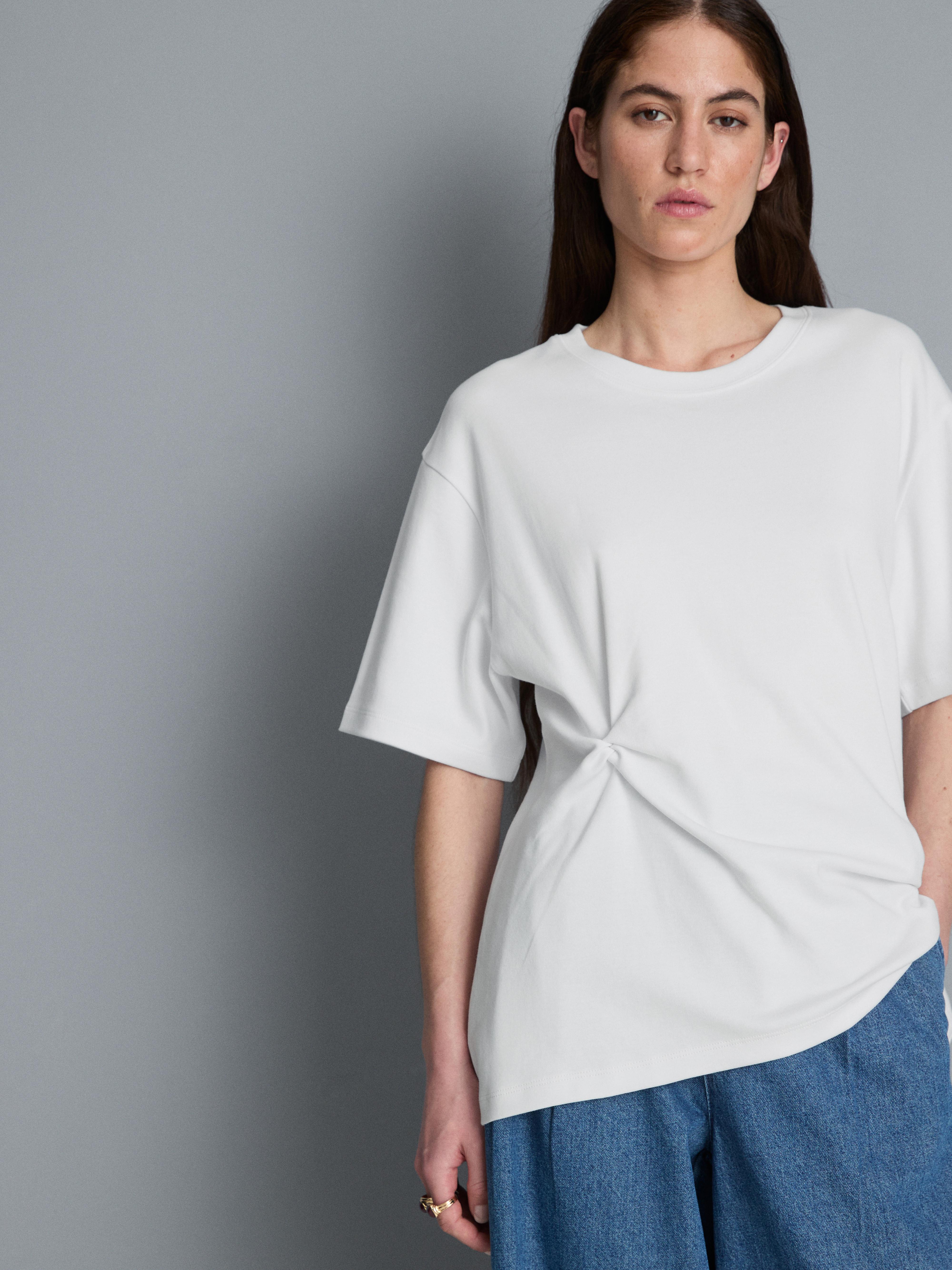 Camiseta de algodón con detalle retorcido