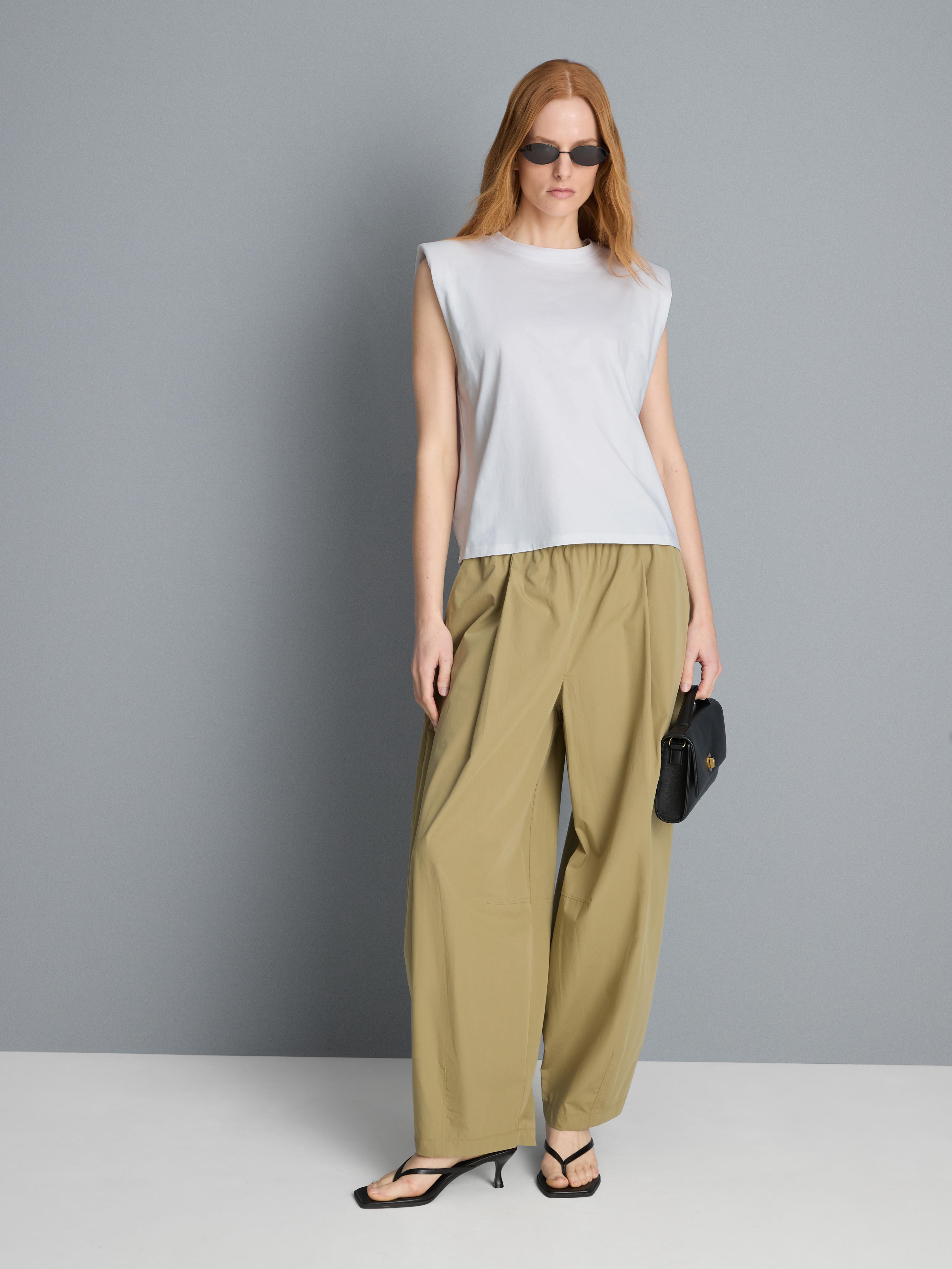 Camiseta sin mangas con hombreras