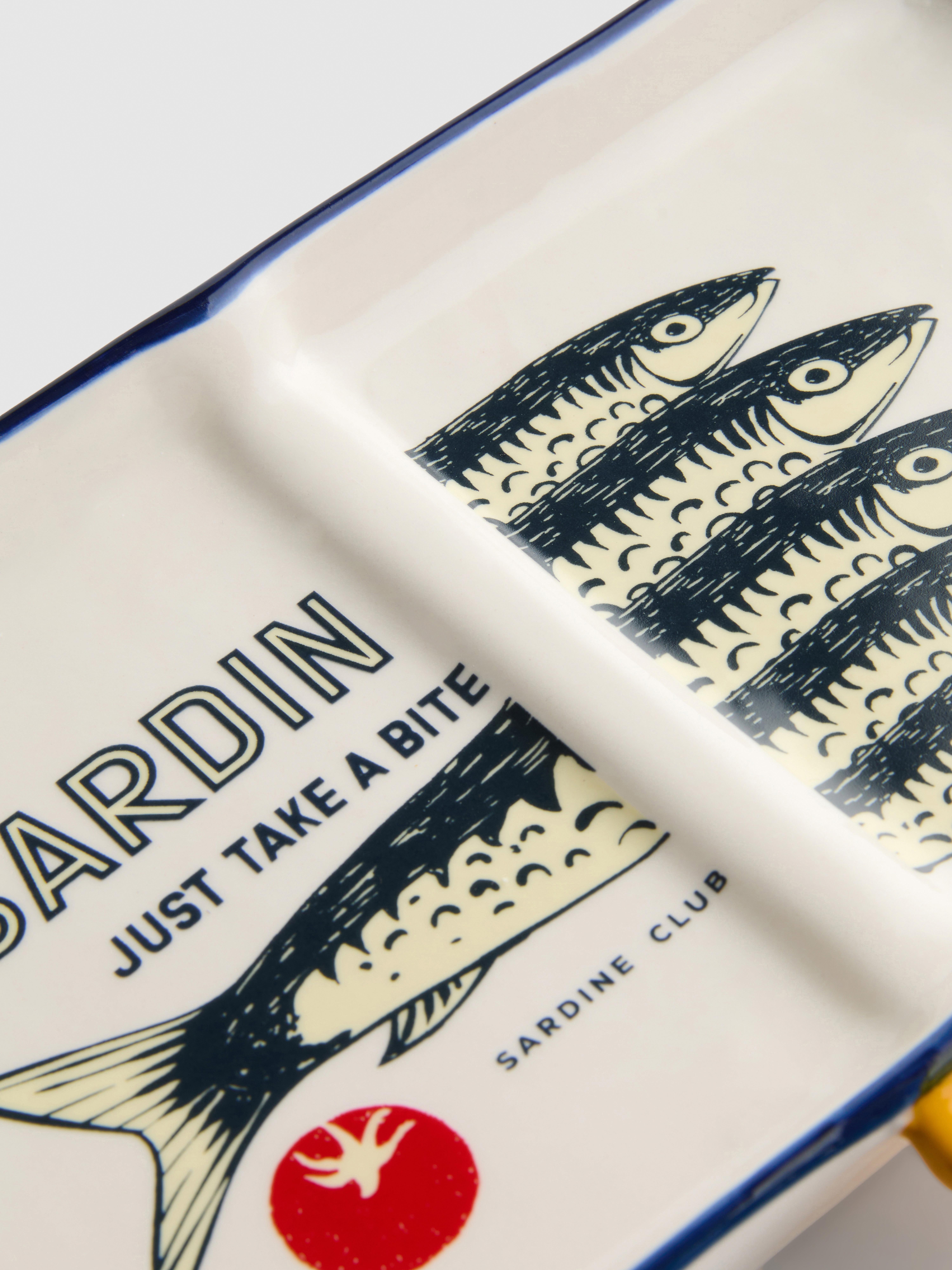 Prostokątne naczynie do serwowania z sardynkami