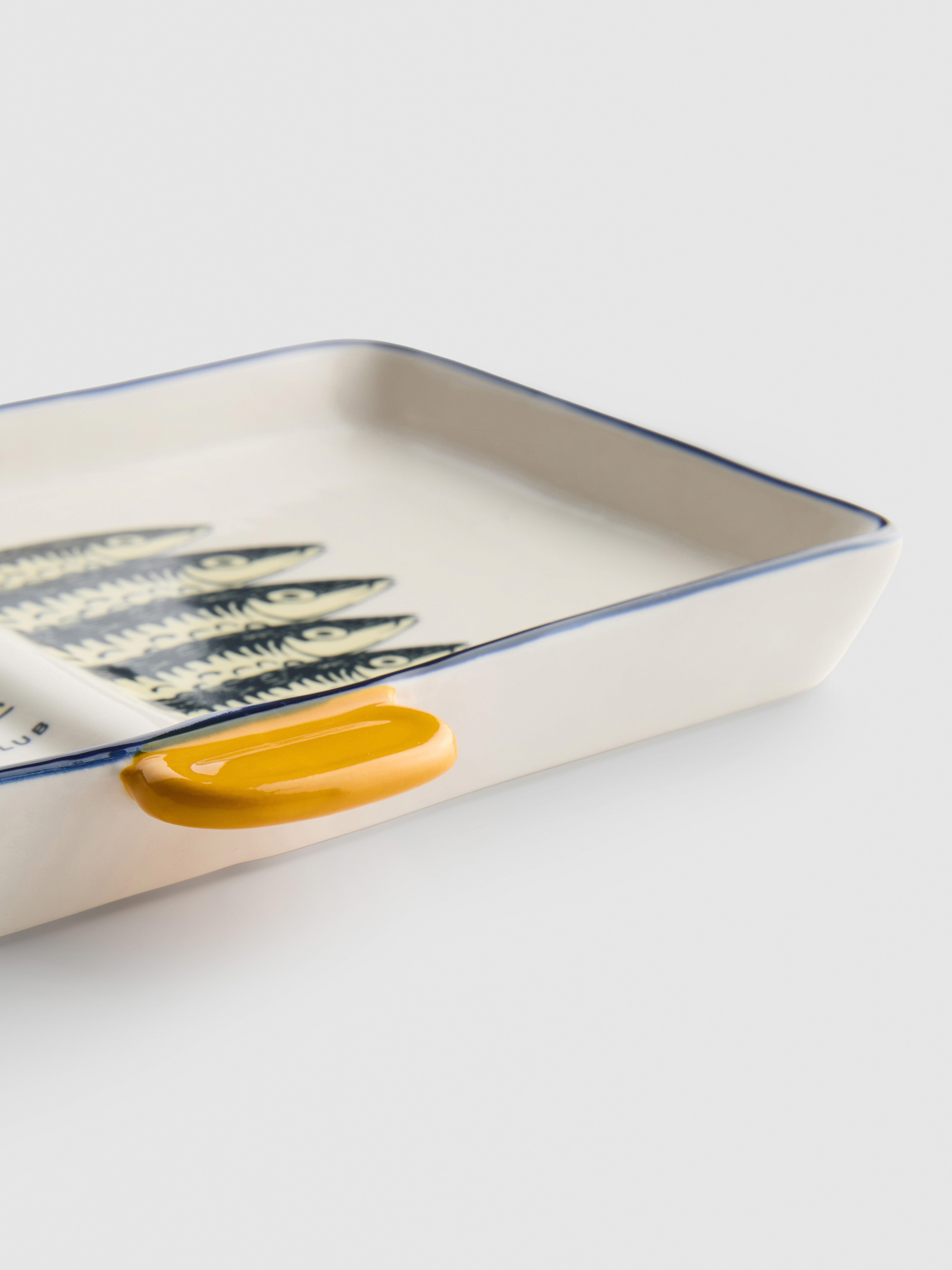 Prostokątne naczynie do serwowania z sardynkami