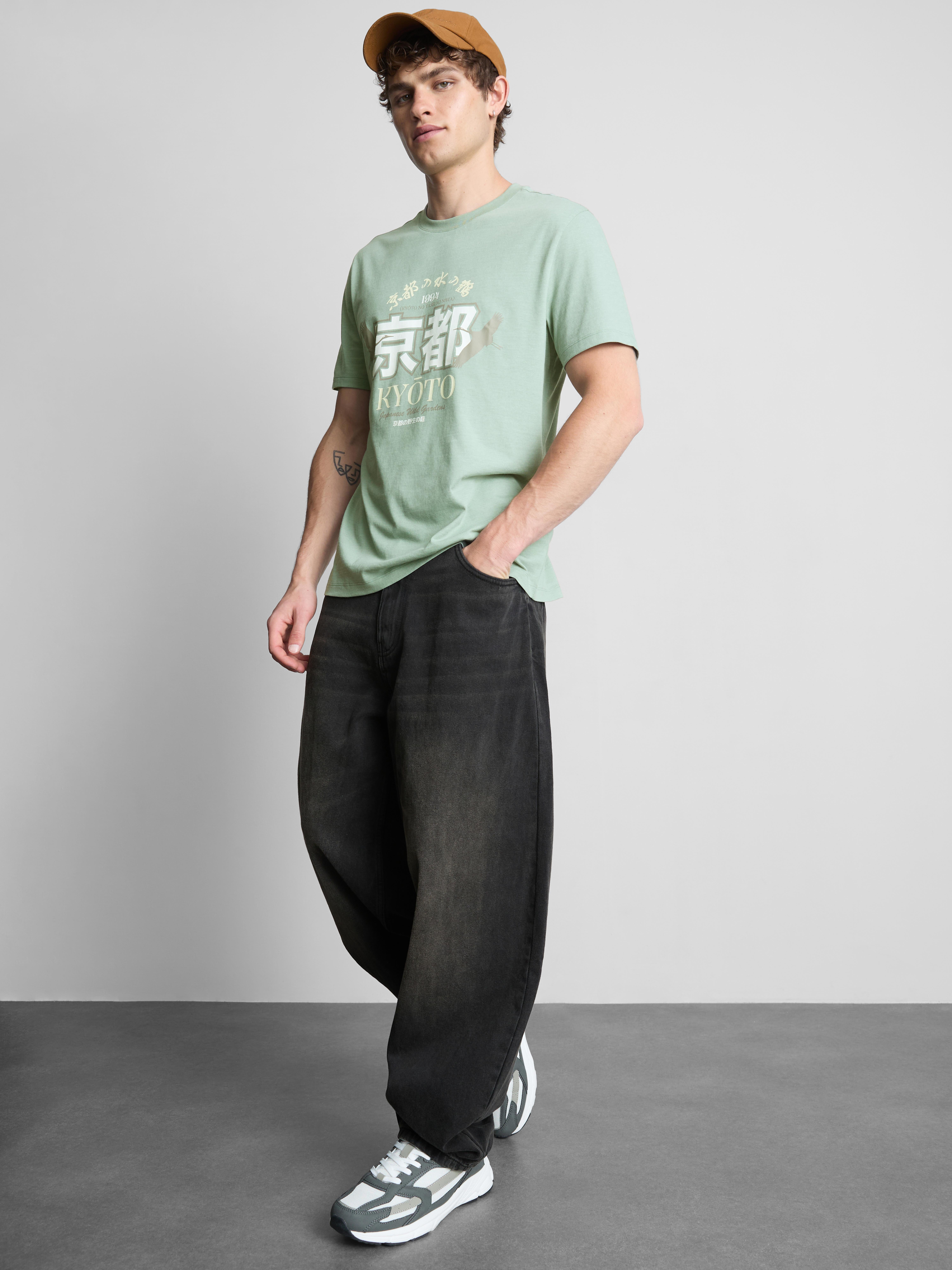 Camiseta con estampado gráfico de Kioto