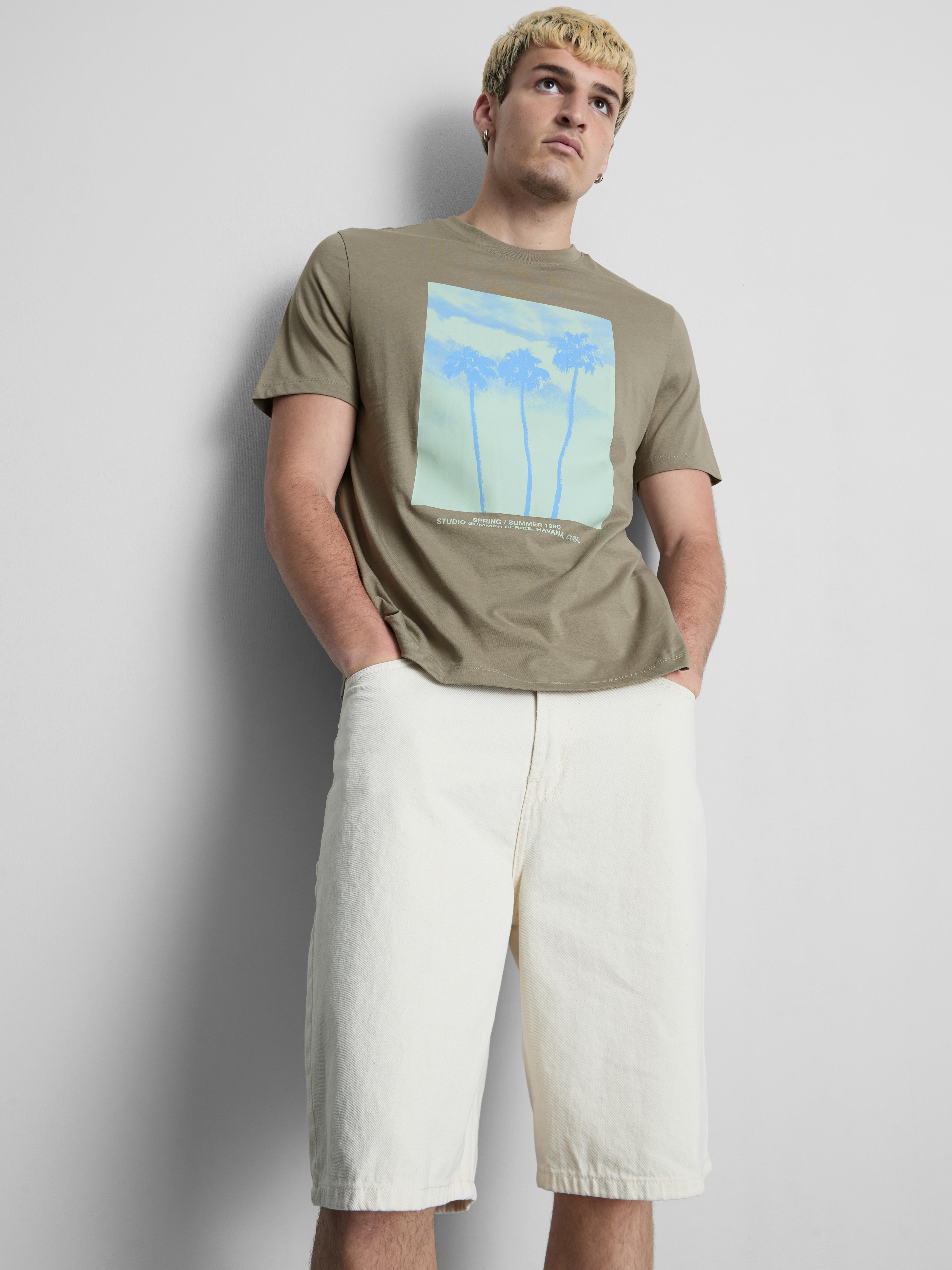 Camiseta con gráficos de palmeras