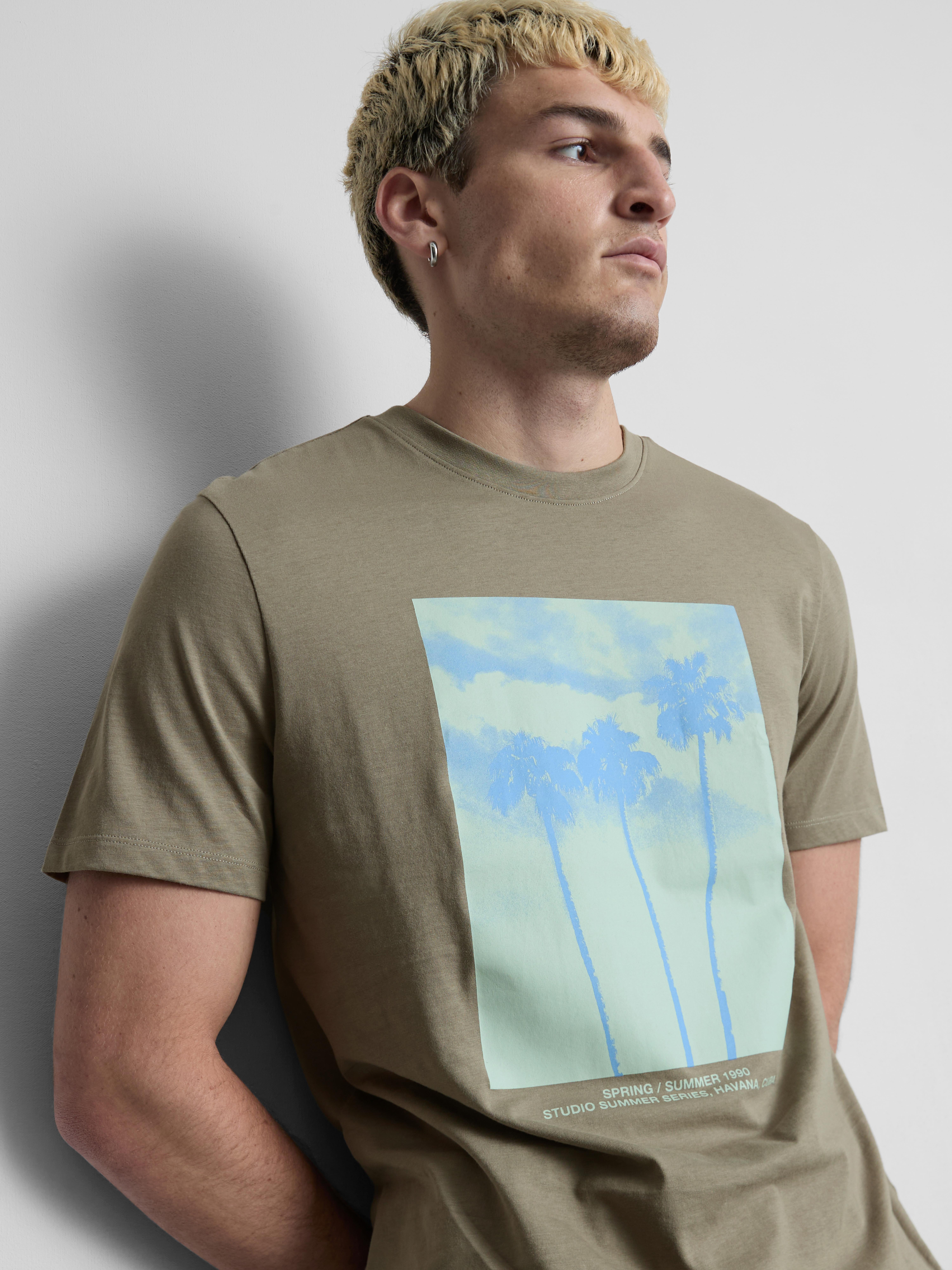 Camiseta con gráficos de palmeras