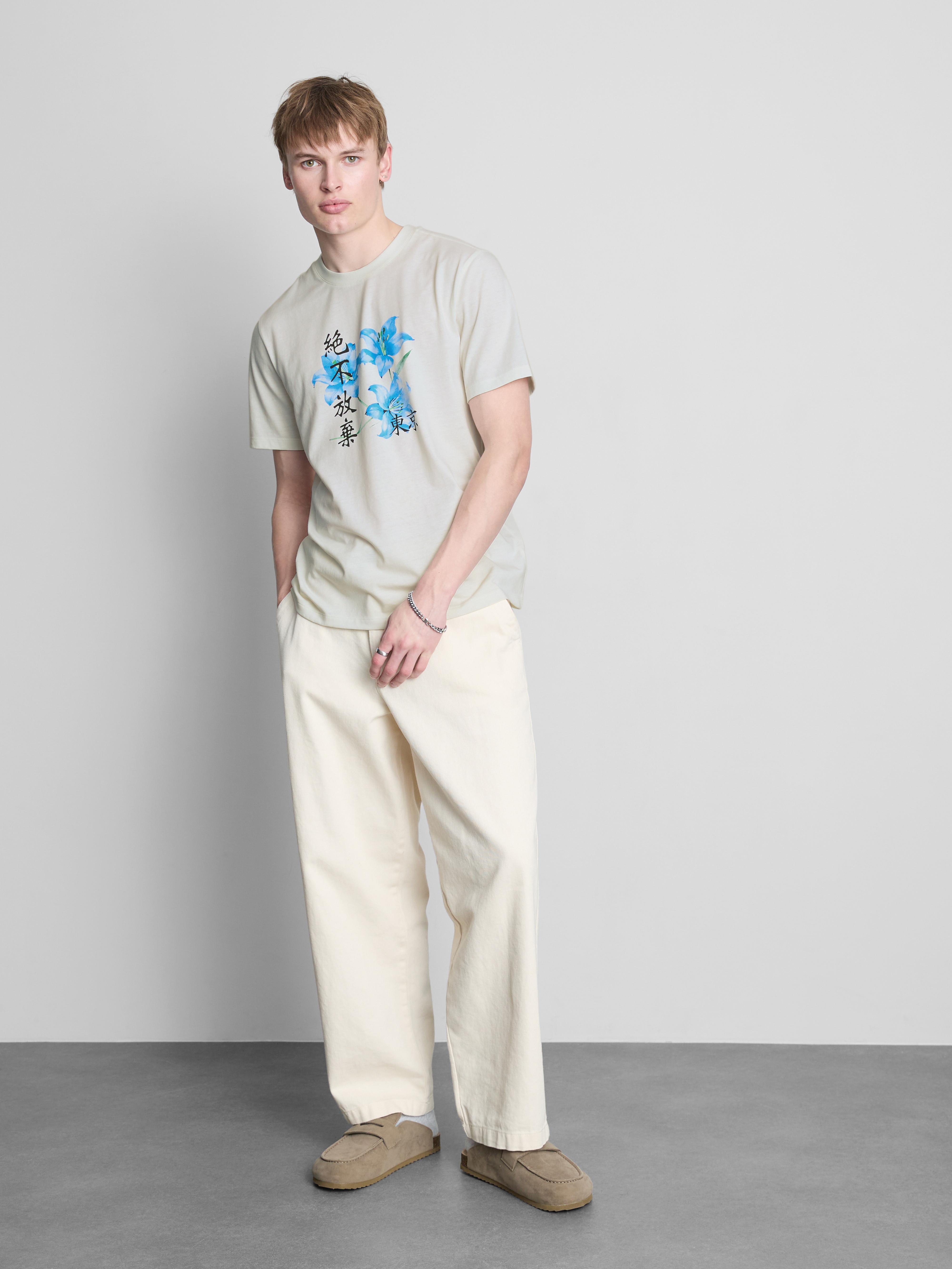 Camiseta con estampado gráfico floral