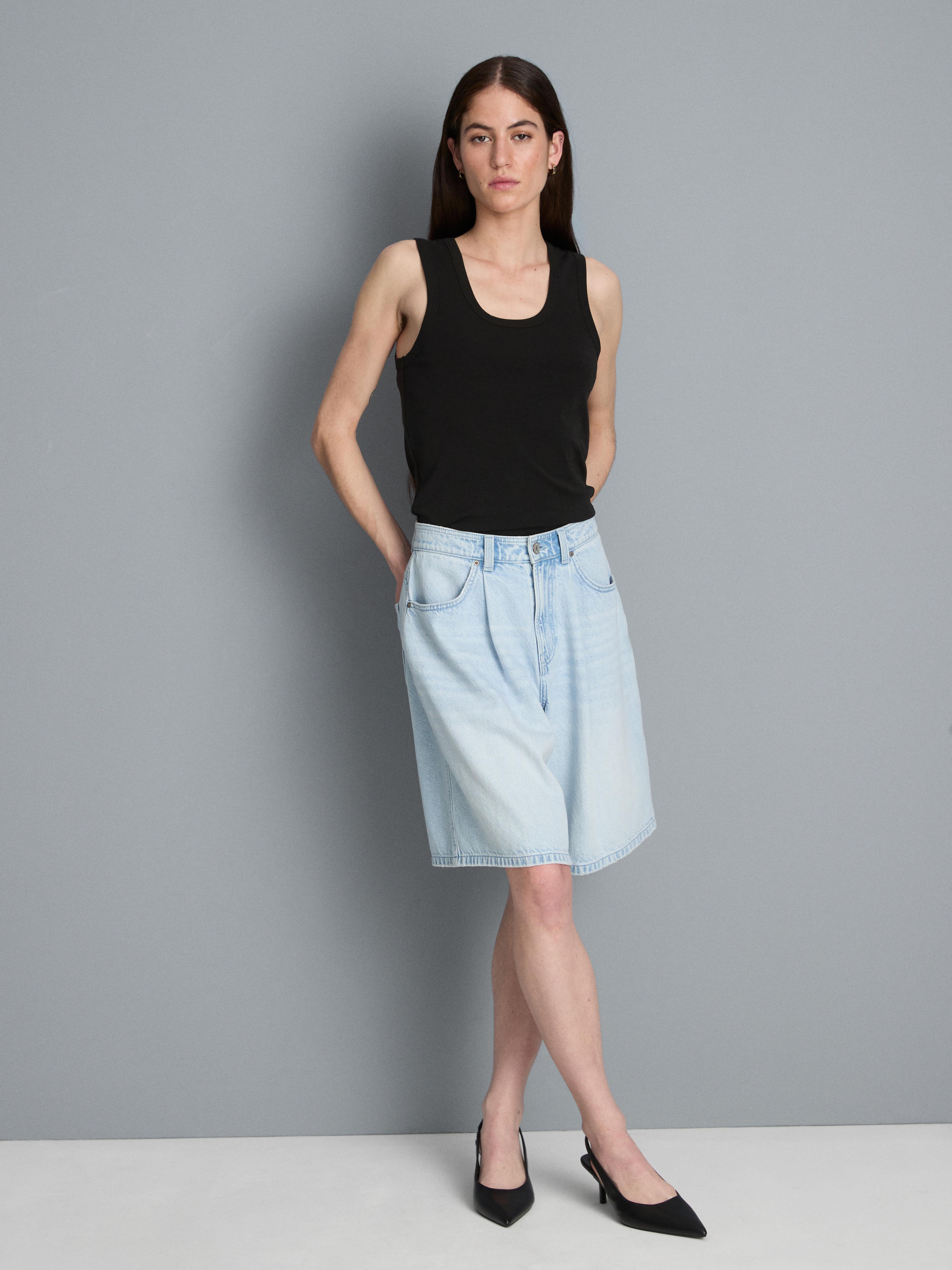 Top sin mangas, espalda nadadora y escote