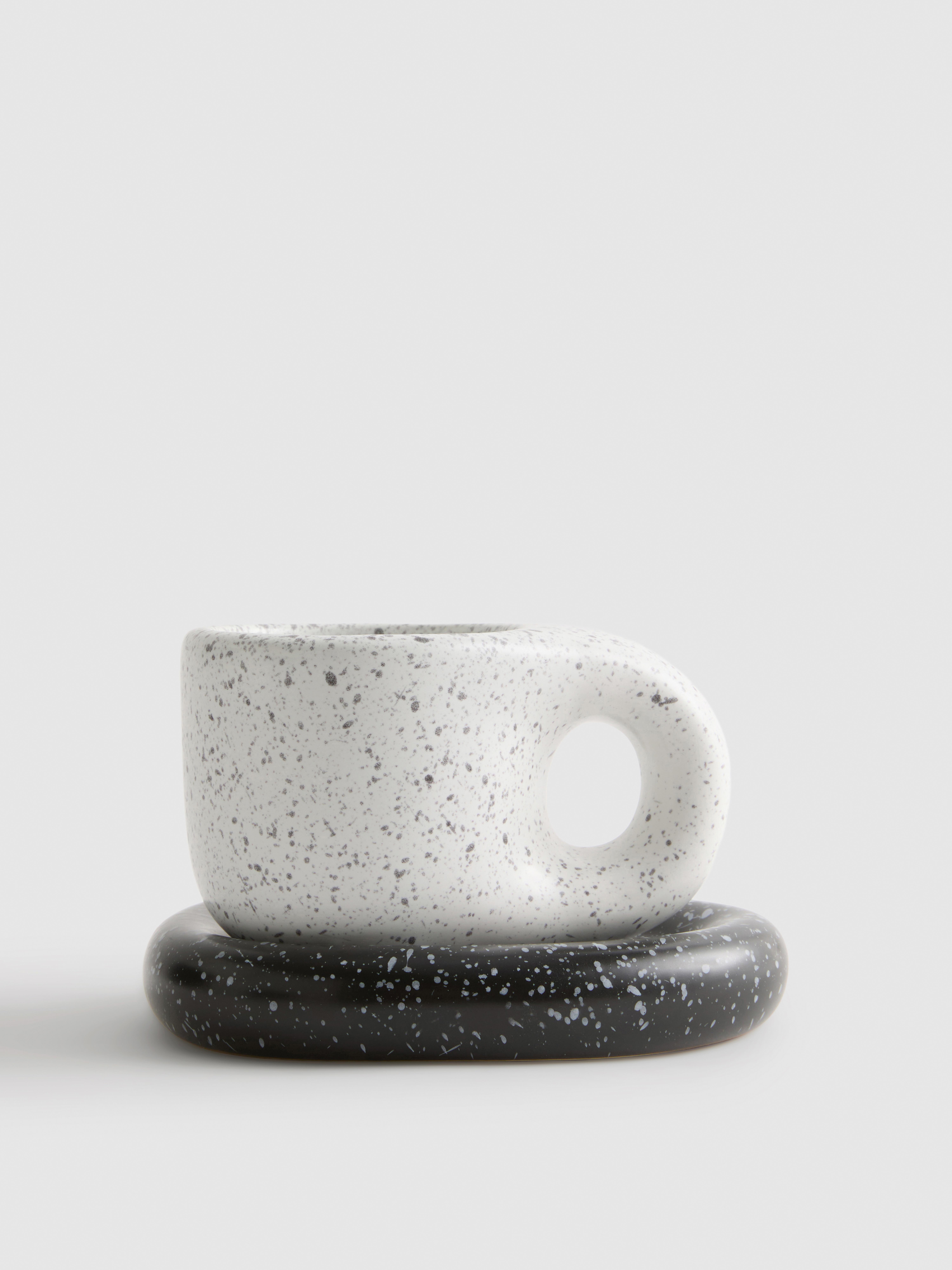 Tasse et soucoupe mouchetées