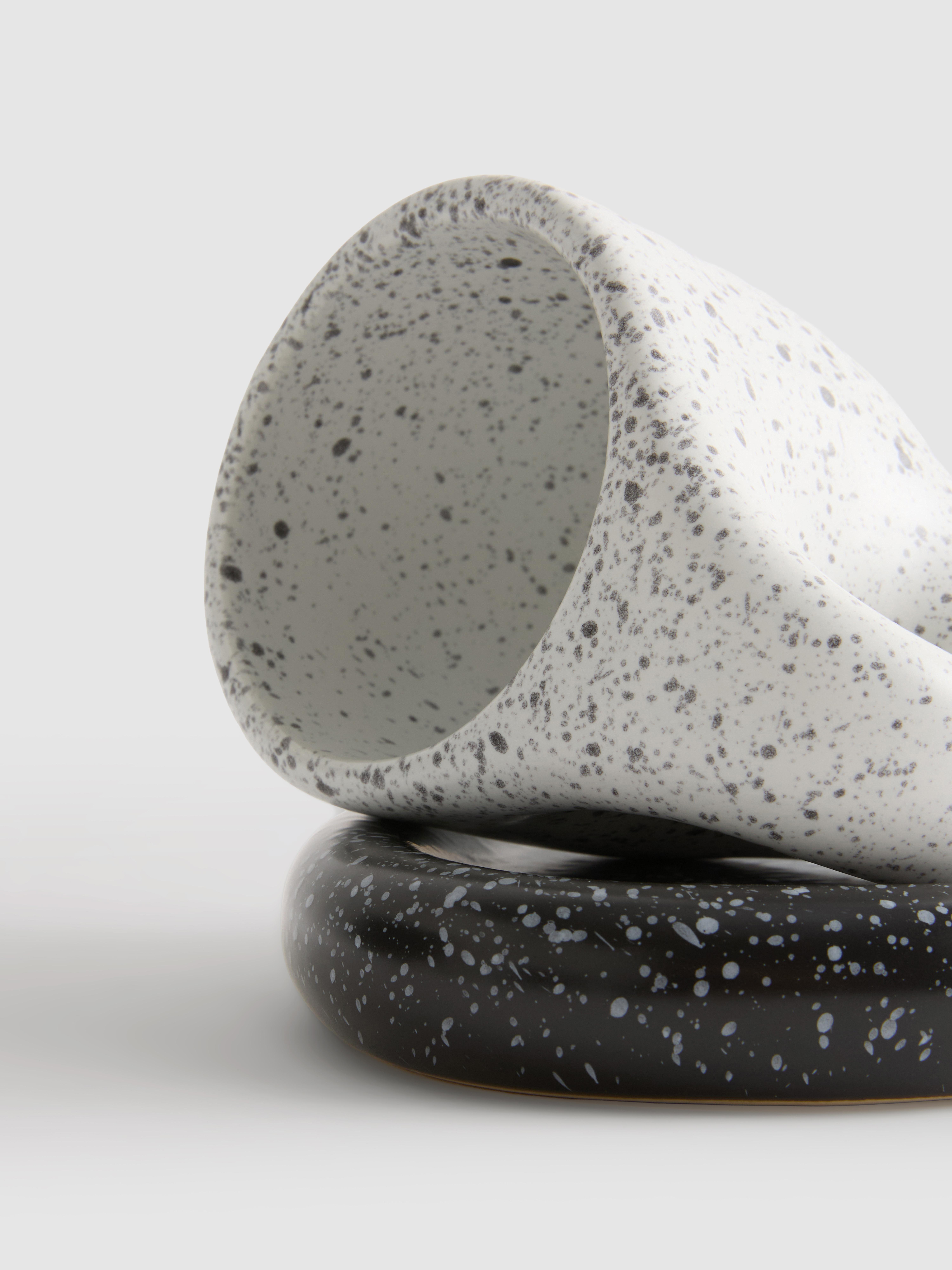 Skvrnitý šálek s podšálkem