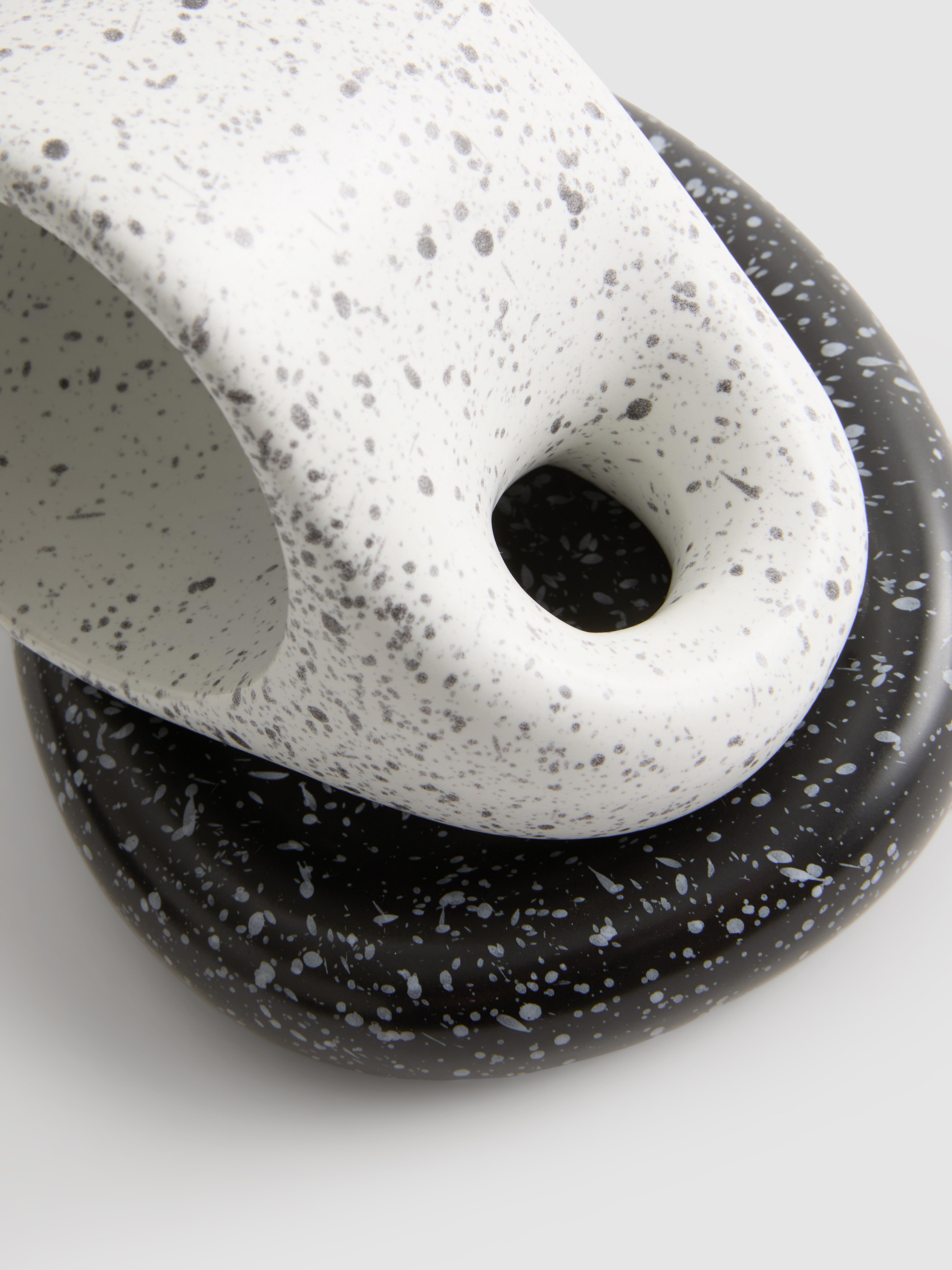 Skvrnitý šálek s podšálkem