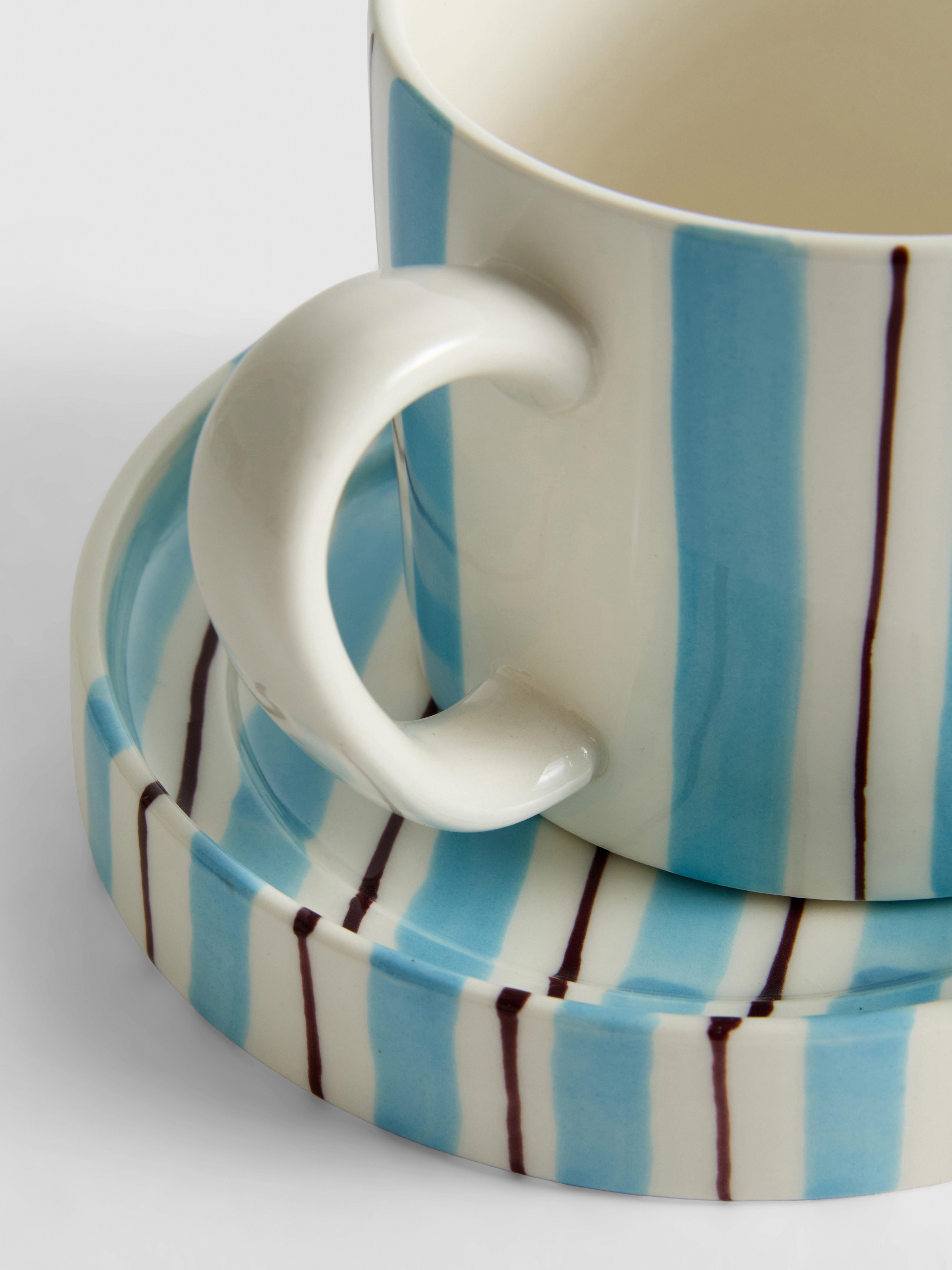 Gestreifte Tasse und Untertasse