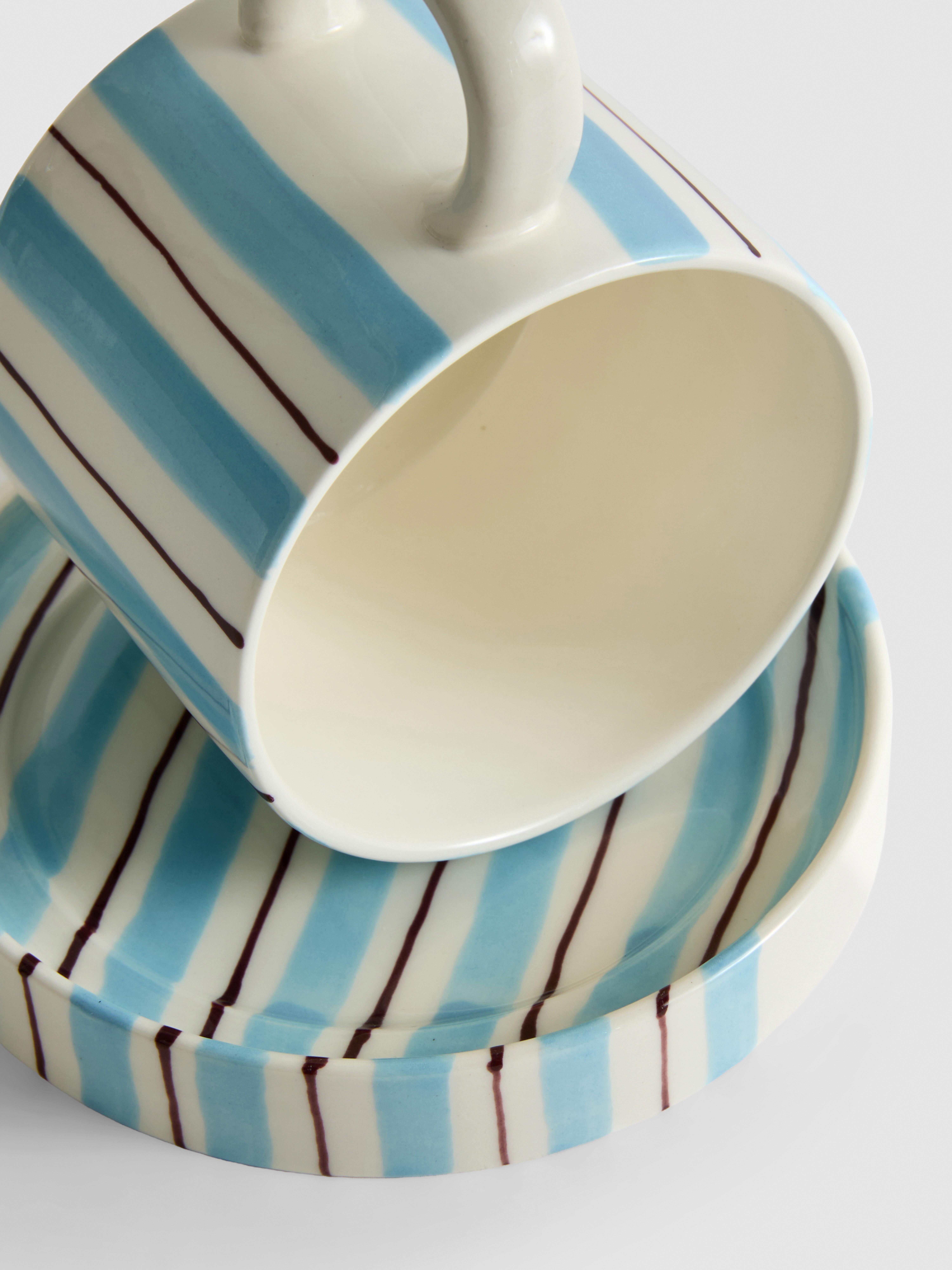 Gestreifte Tasse und Untertasse
