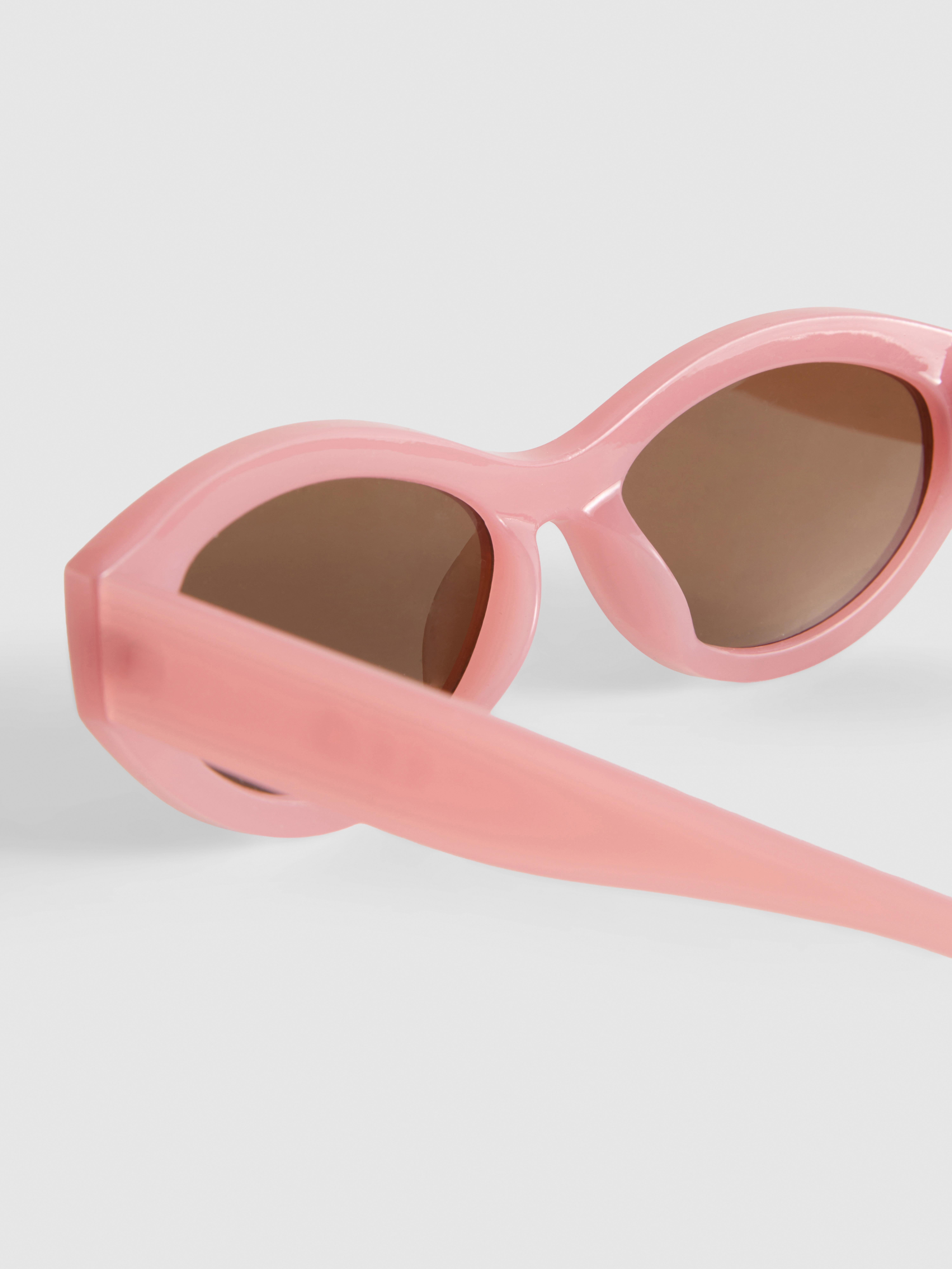 Gafas de sol con montura ovalada
