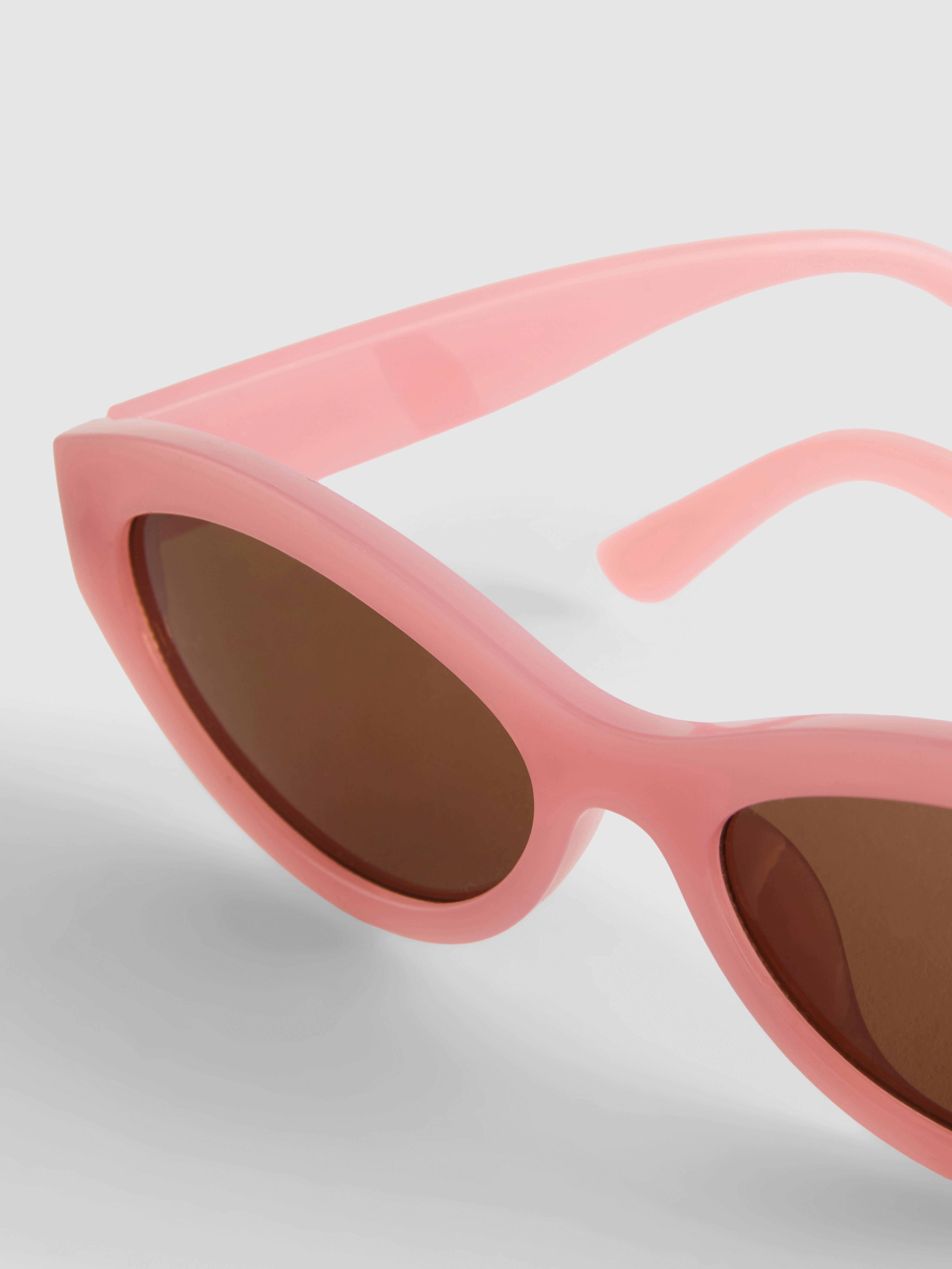 Gafas de sol con montura ovalada