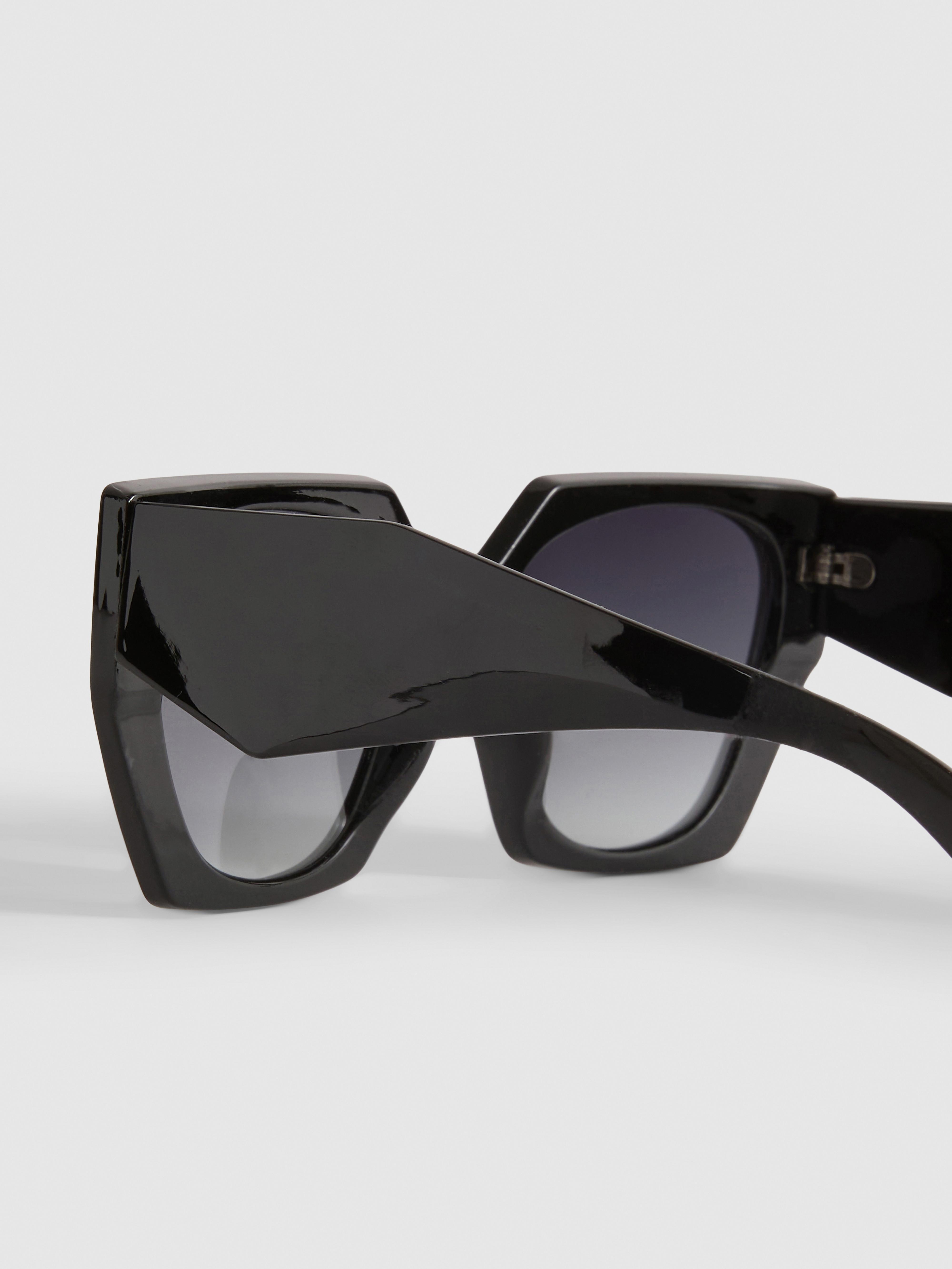 Lunettes de soleil carrées angulaires