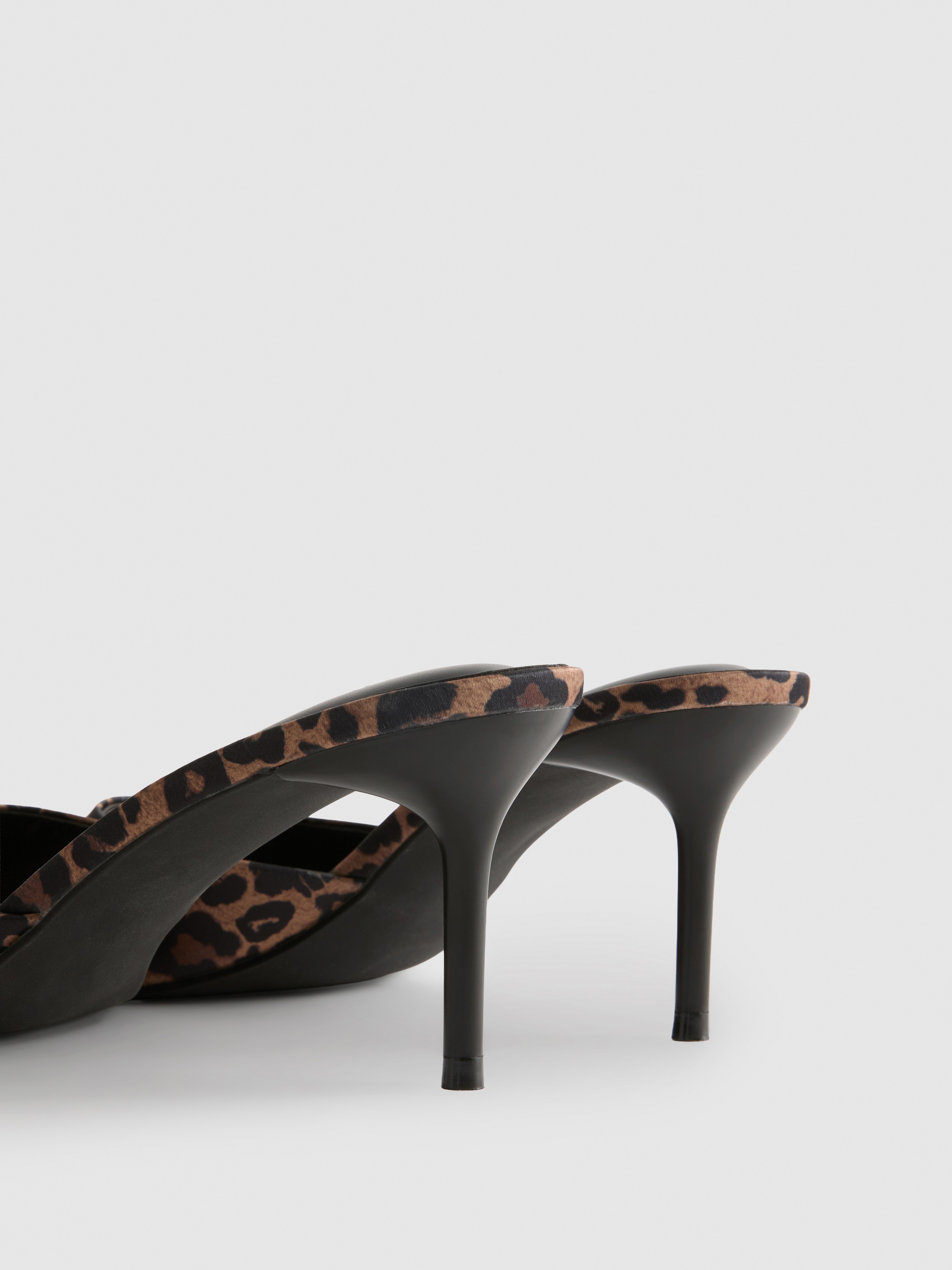 Zapatos de tacón «peep-toe» destalonados By Coleen