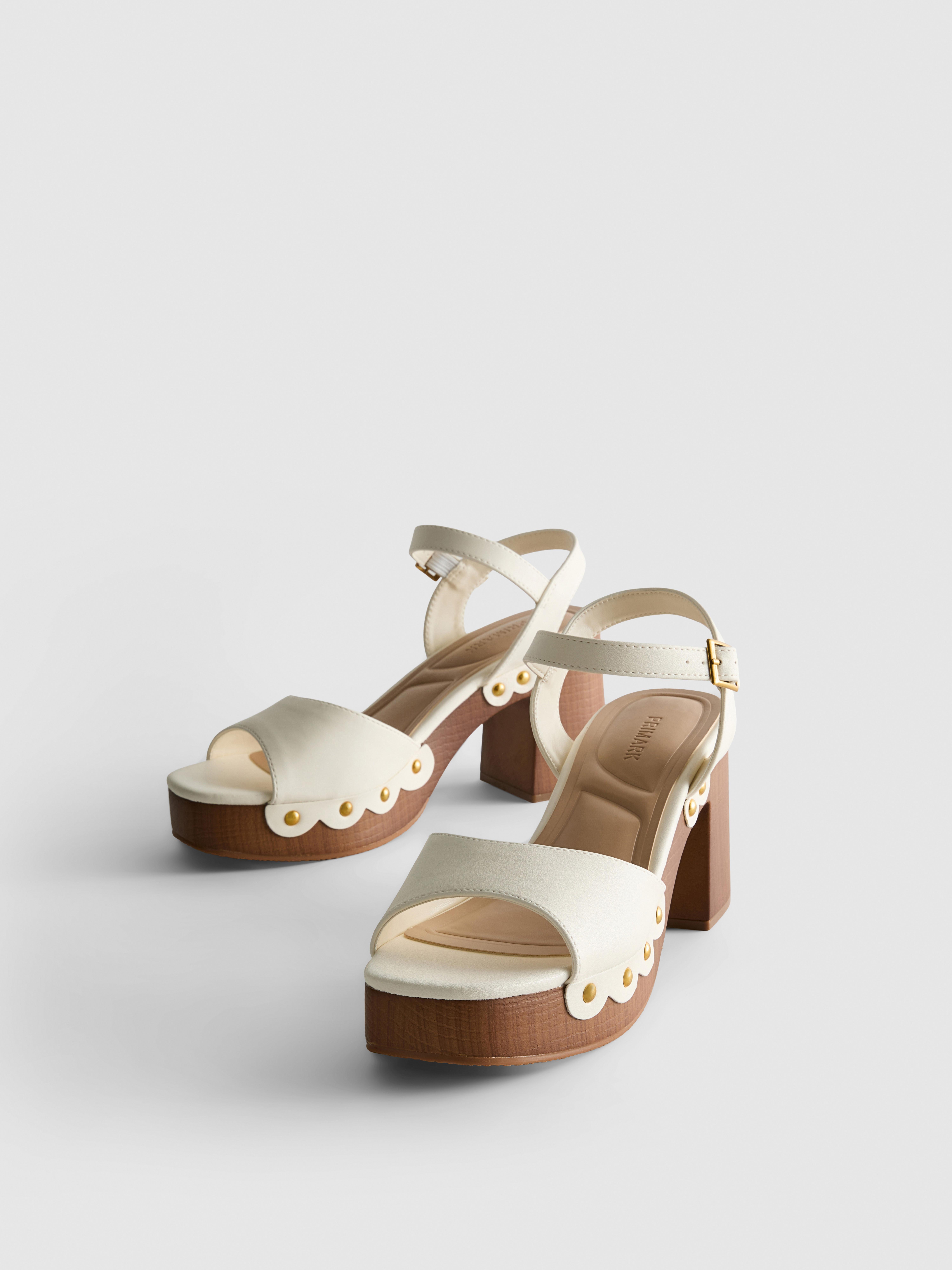 Sandalias de tacón con tachuelas de antelina